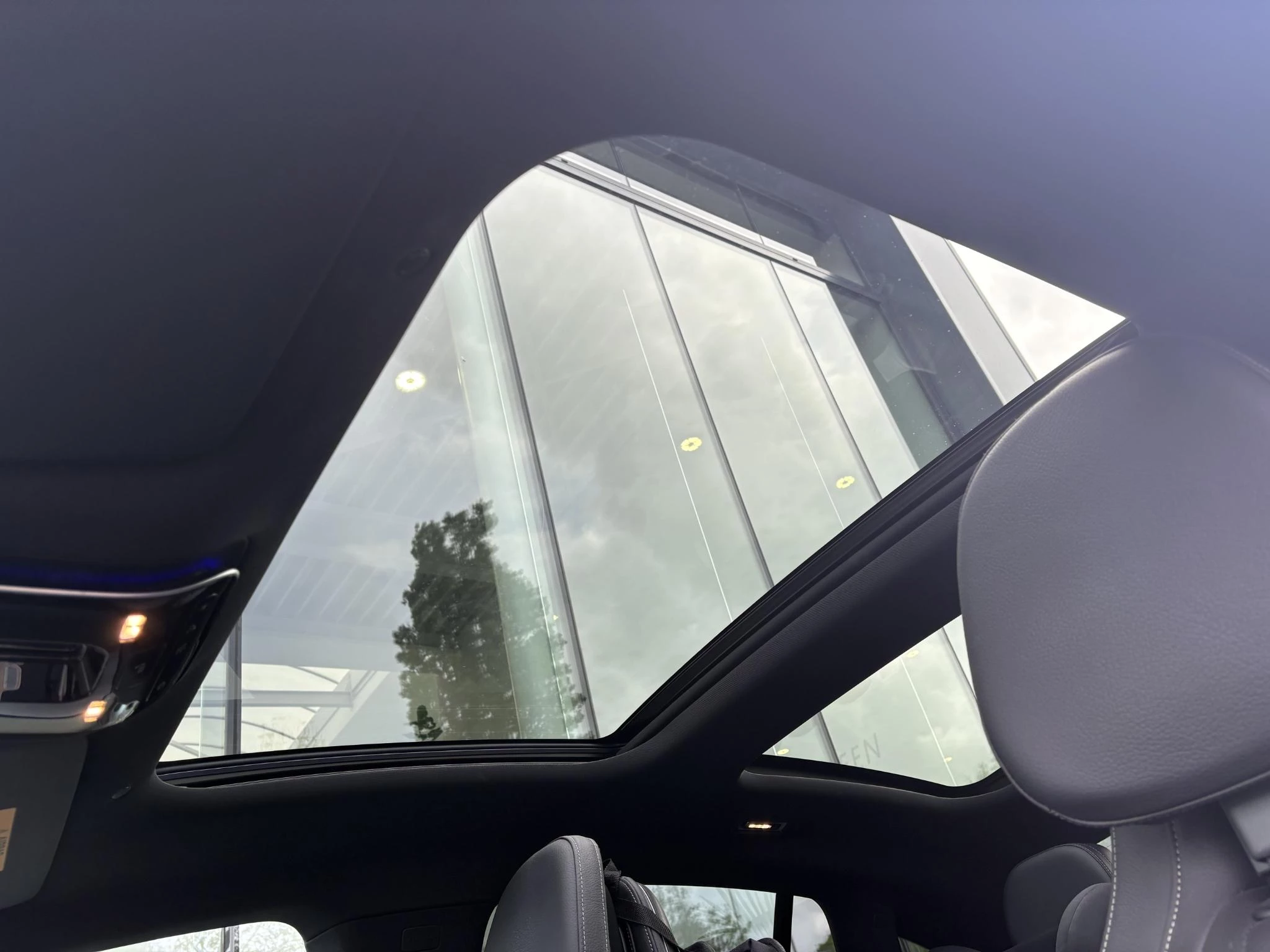 Mercedes-Benz EQE 300 Star Edition + AMG LINE + AIRMATIC + PANO DAK + TREKHAAK