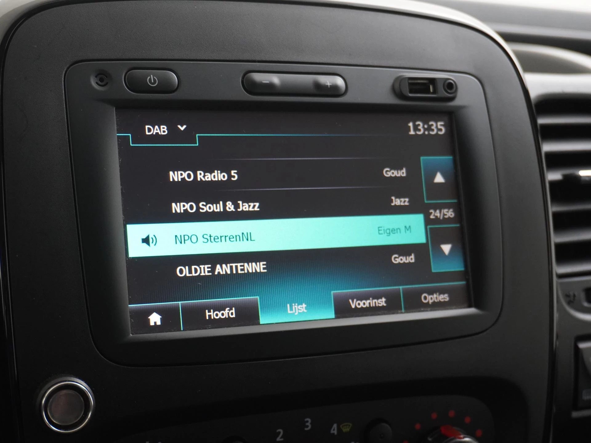 Opel-Vivaro-image-23