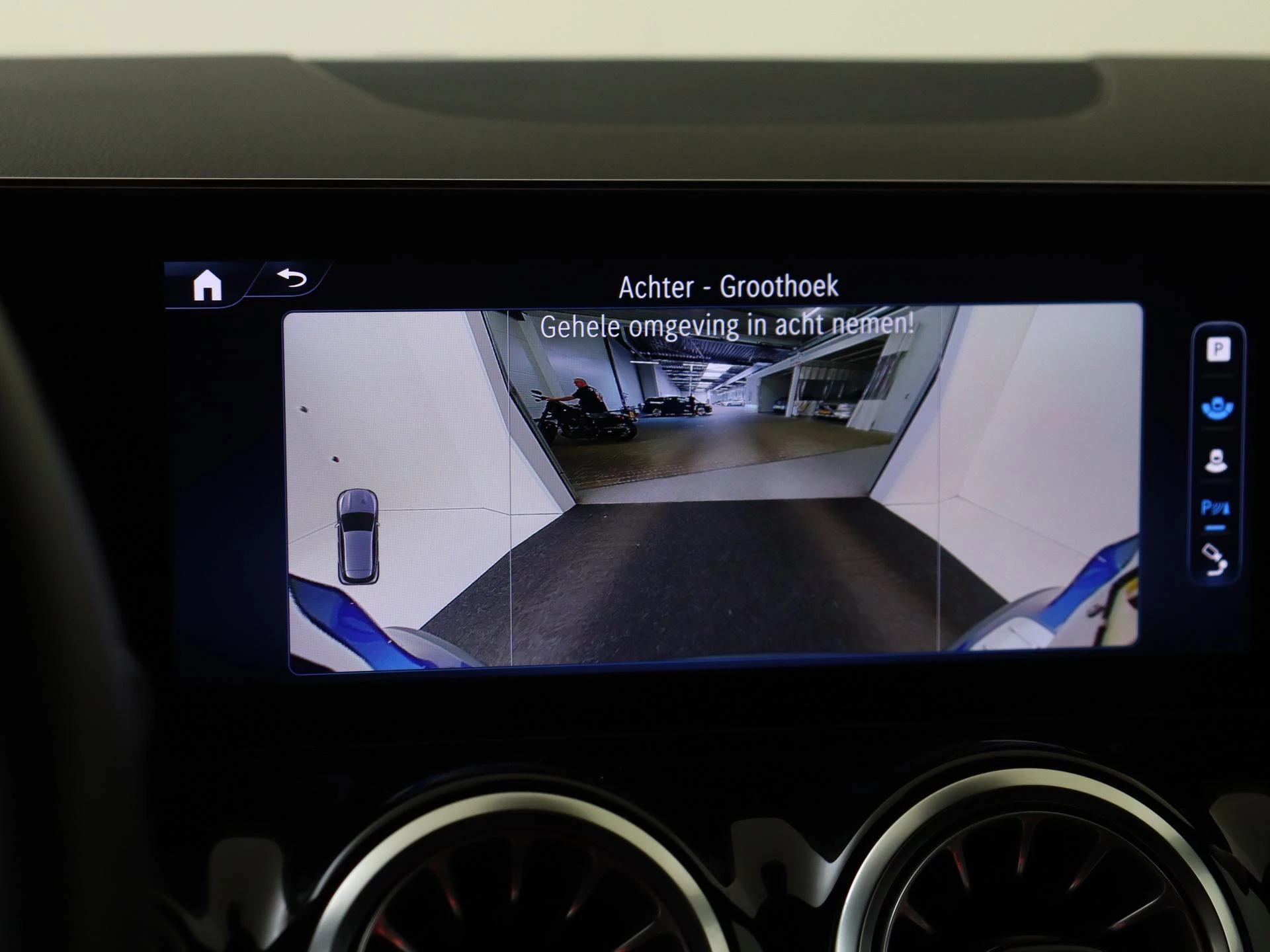 Mercedes-Benz-GLA-image-18