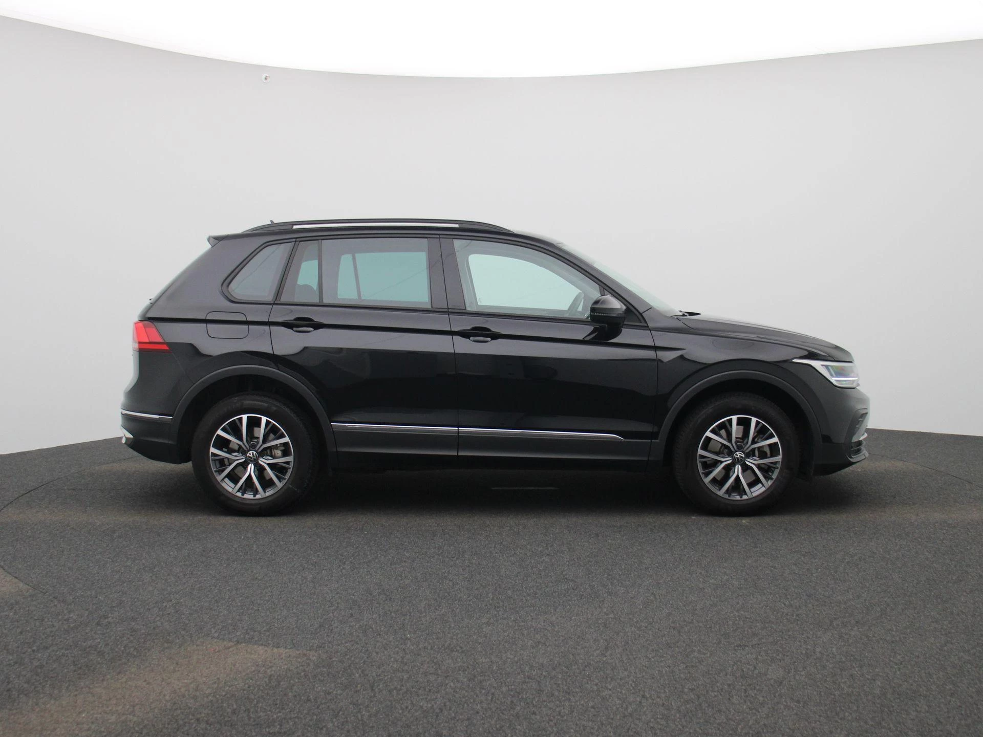 Volkswagen-Tiguan-image-5
