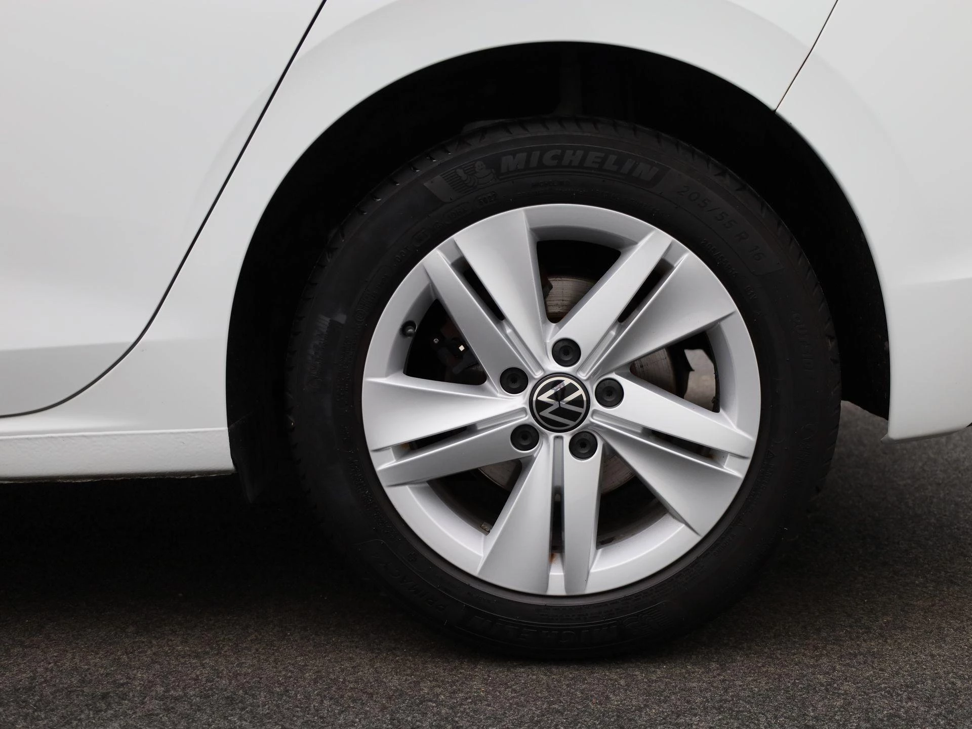 Volkswagen-Golf-image-13