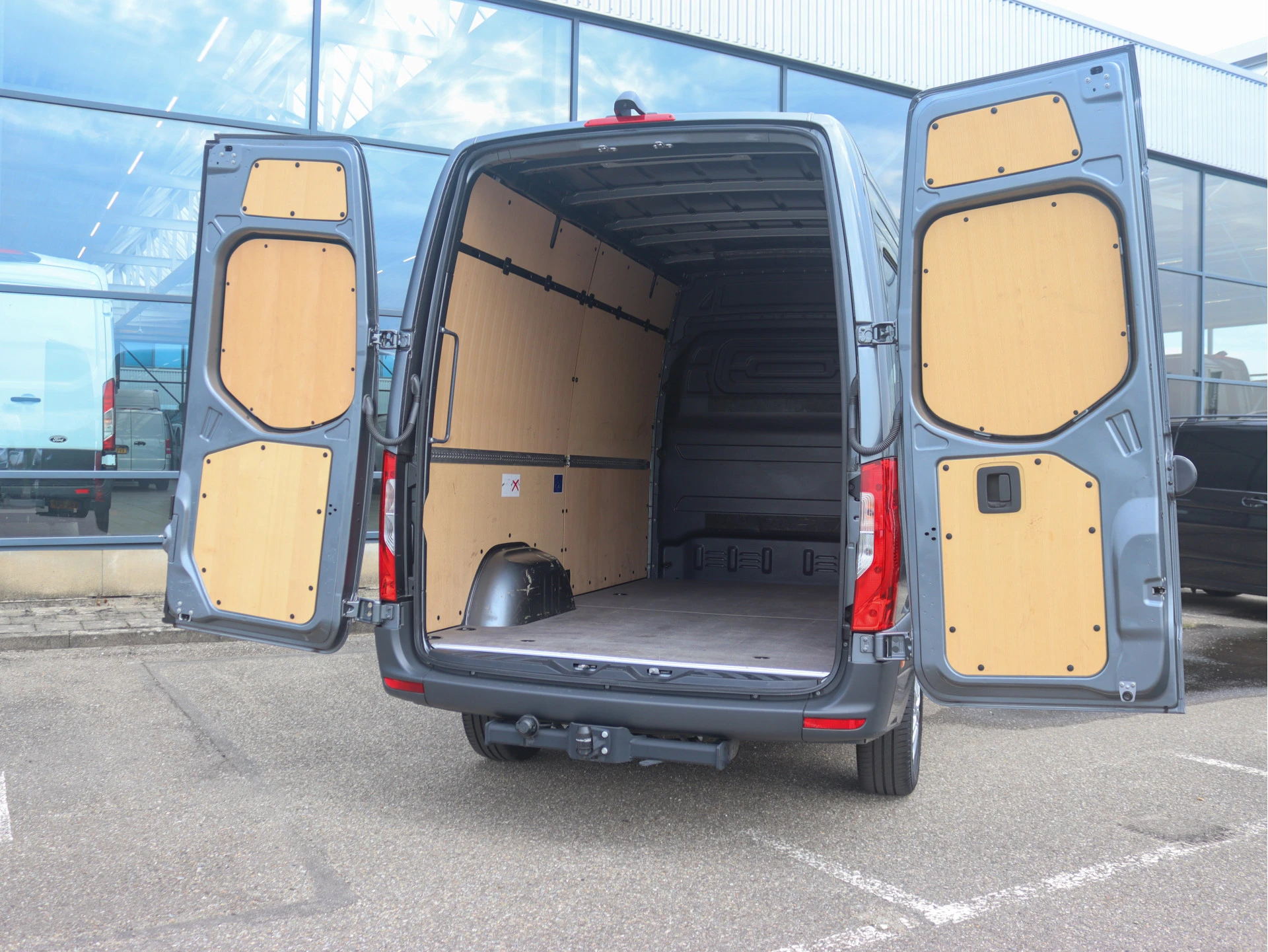 Mercedes-Benz-Sprinter-image-2