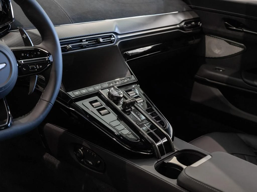 Aston Martin-V8 Vantage-image-10