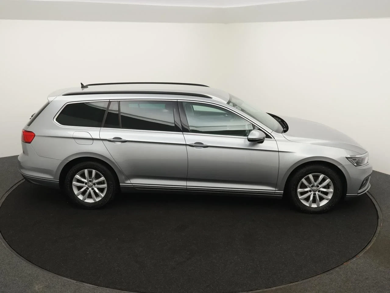 Volkswagen-Passat-image-1