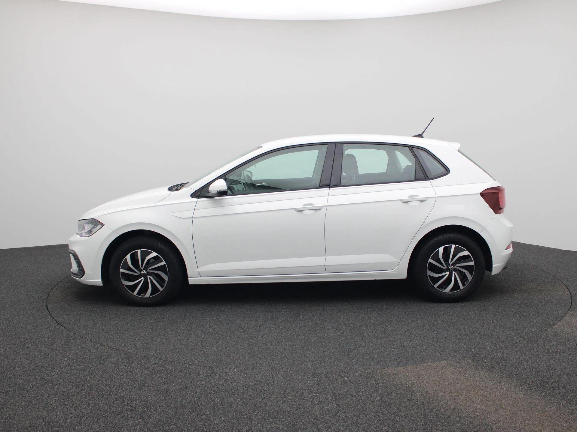 Volkswagen-Polo-image-4
