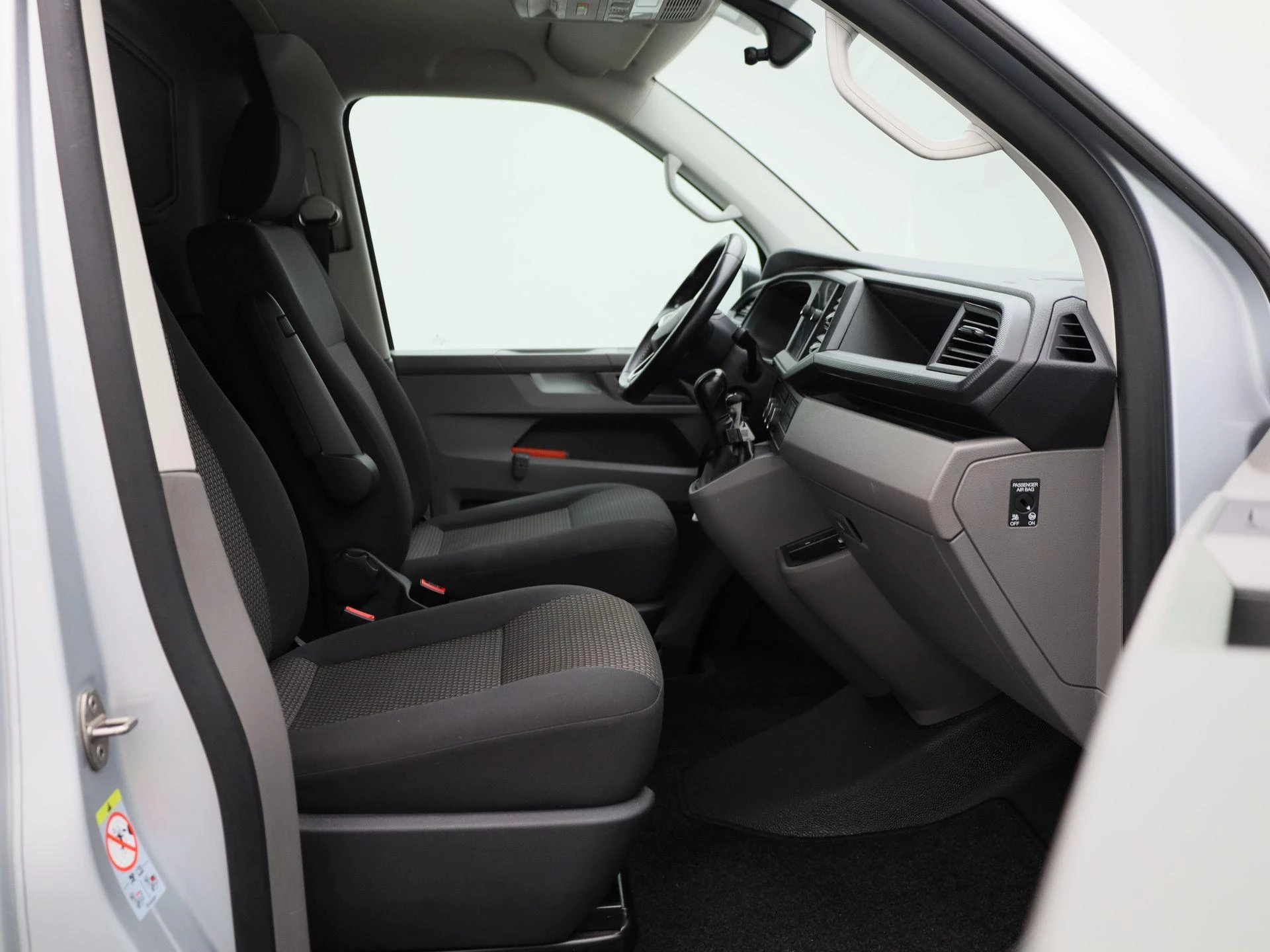 Volkswagen-Transporter-image-11