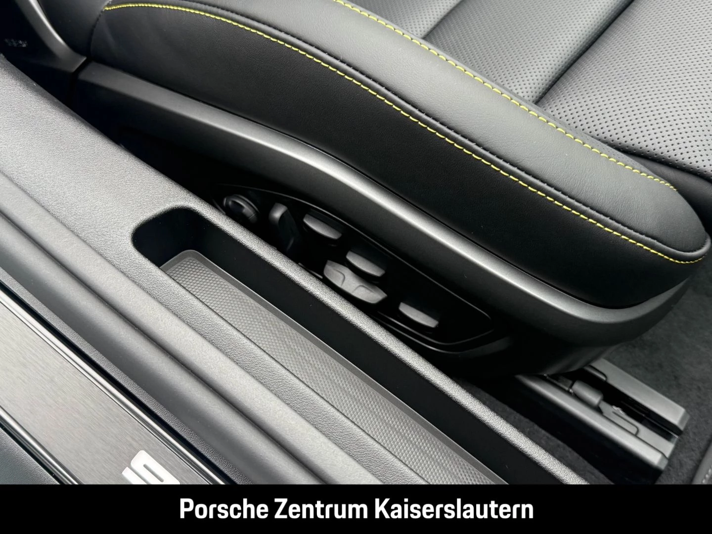 Porsche 911 992 Carrera 4 GTS Cabriolet Liftsystem-VA carrera