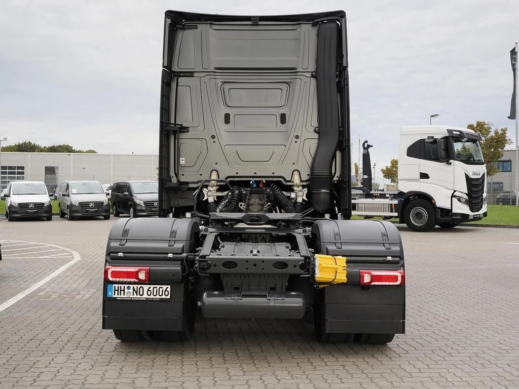 Mercedes-Benz-Actros-image-5