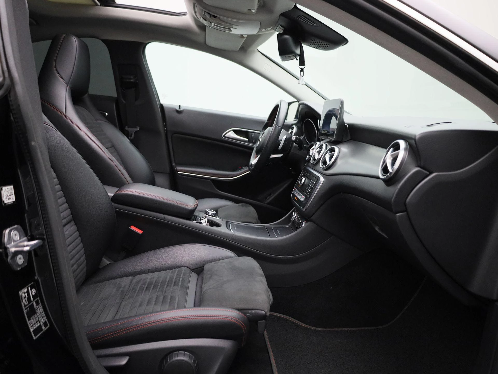 Mercedes-Benz-CLA-image-38