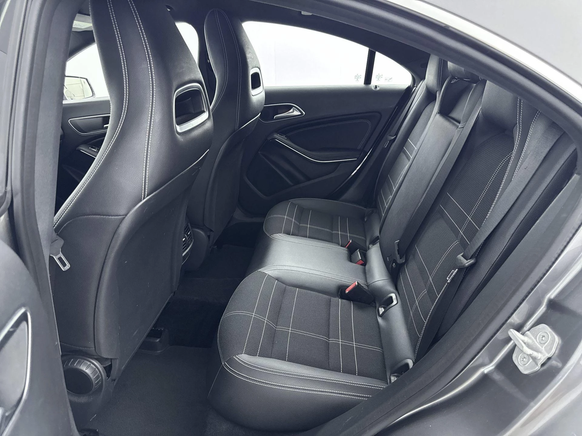 Mercedes-Benz-CLA-image-25