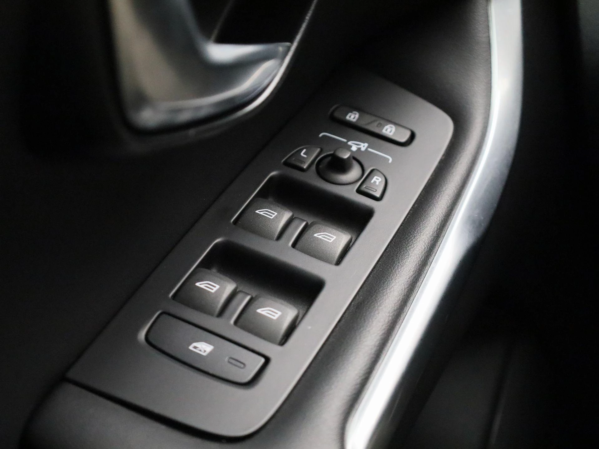 Volvo-V40-image-29
