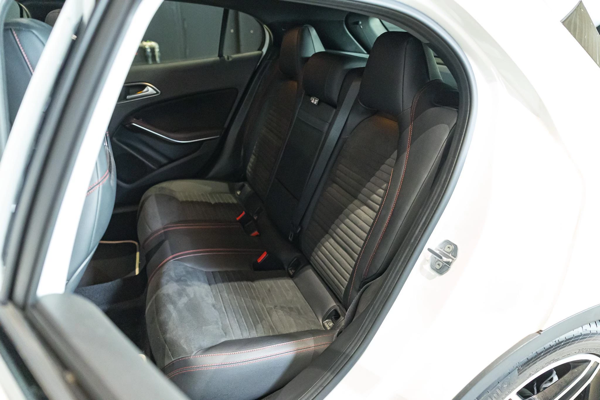 Mercedes-Benz GLA 200 AMG Line + PANORAMISCH DAK + CARPLAY + TREKHAAK +