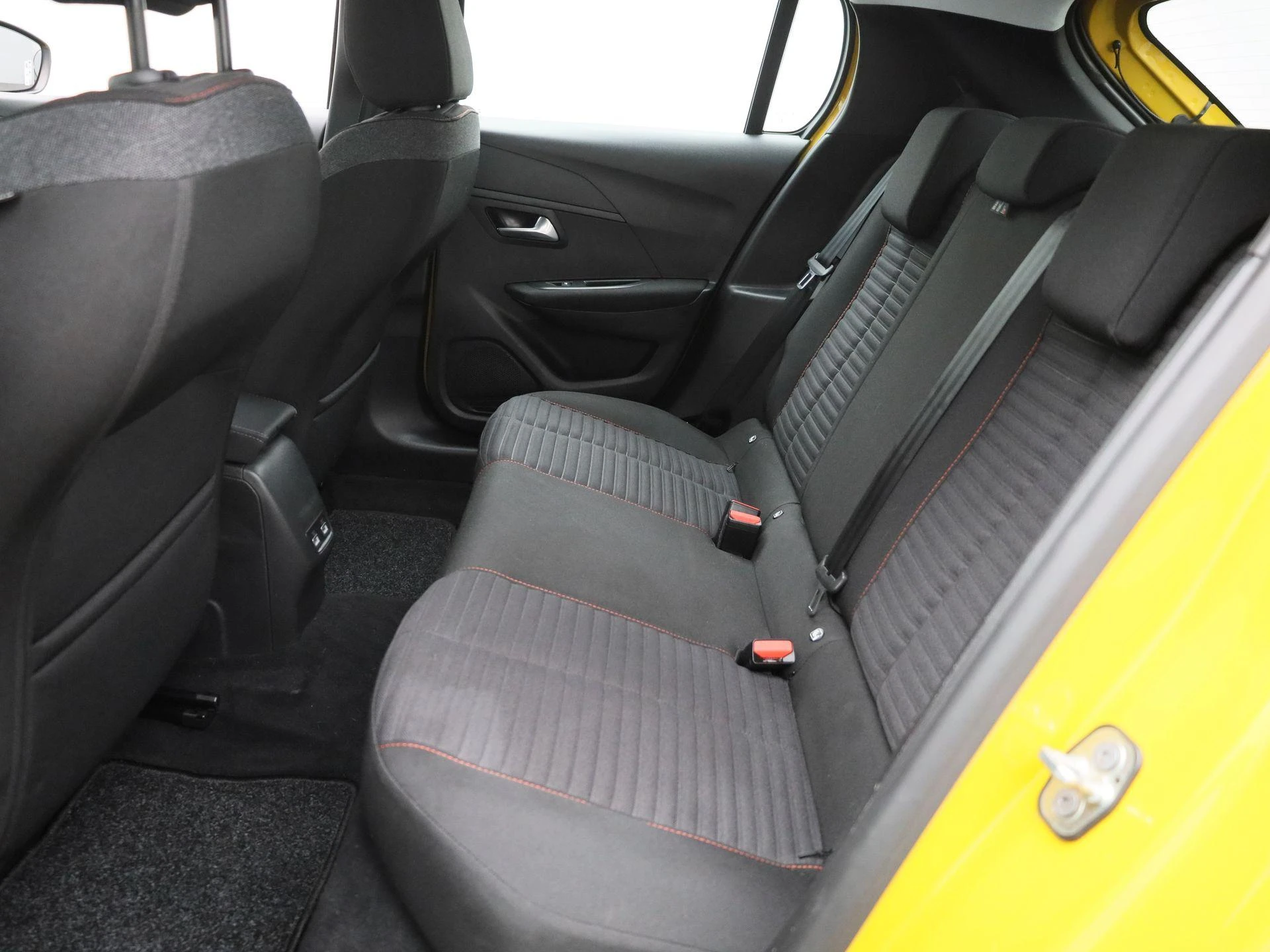 Peugeot-e-208-image-11