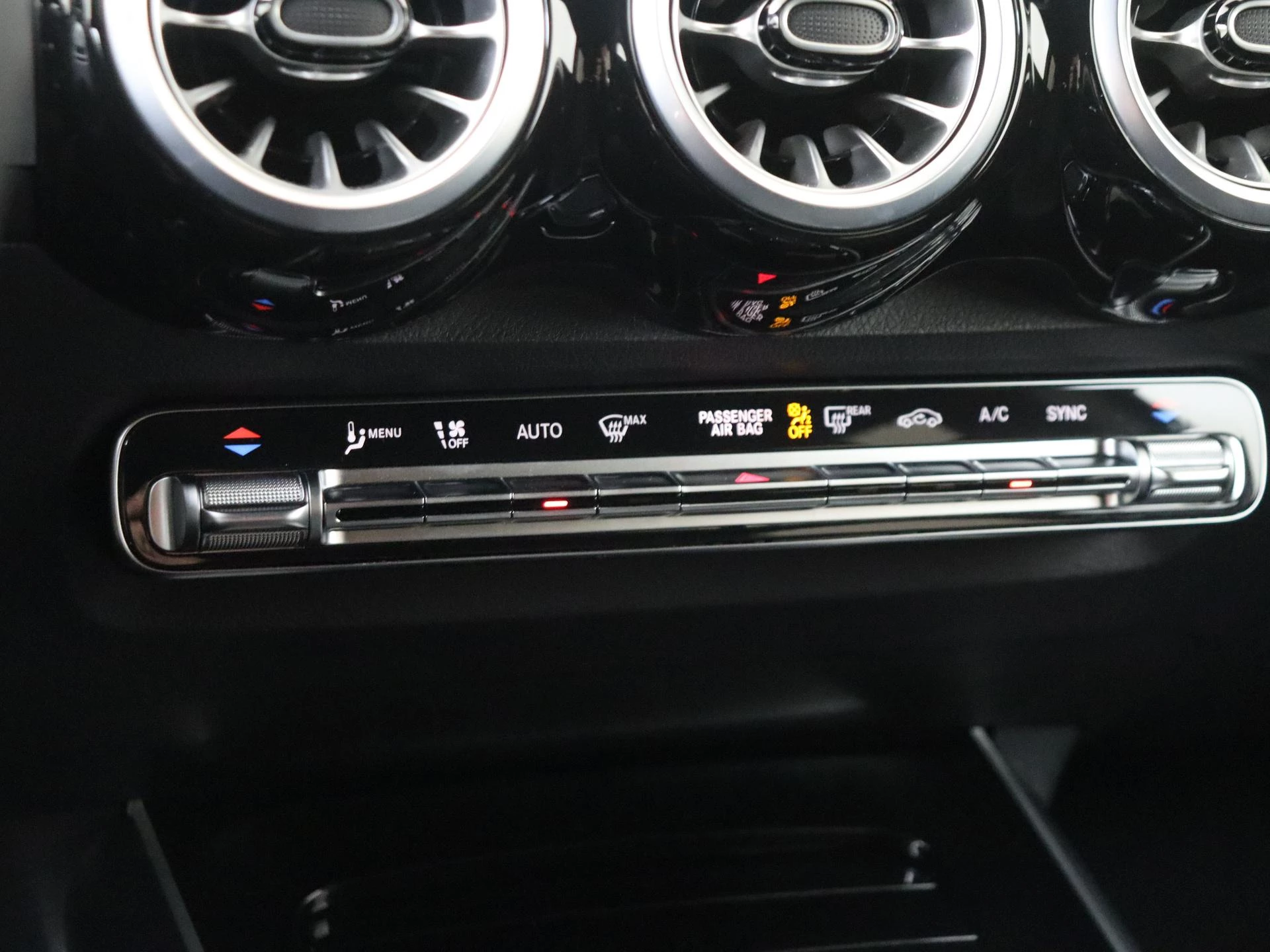 Mercedes-Benz-GLB-image-22