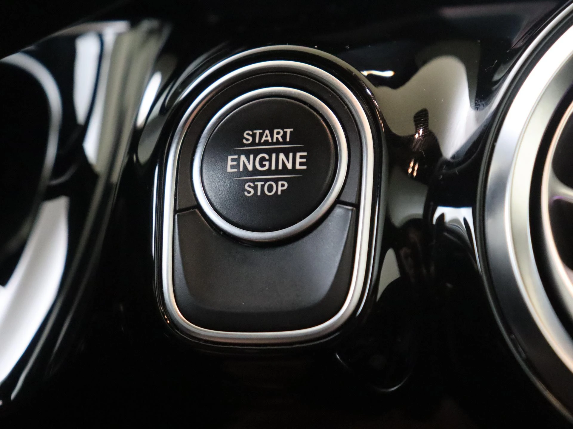 Mercedes-Benz-GLA-image-22
