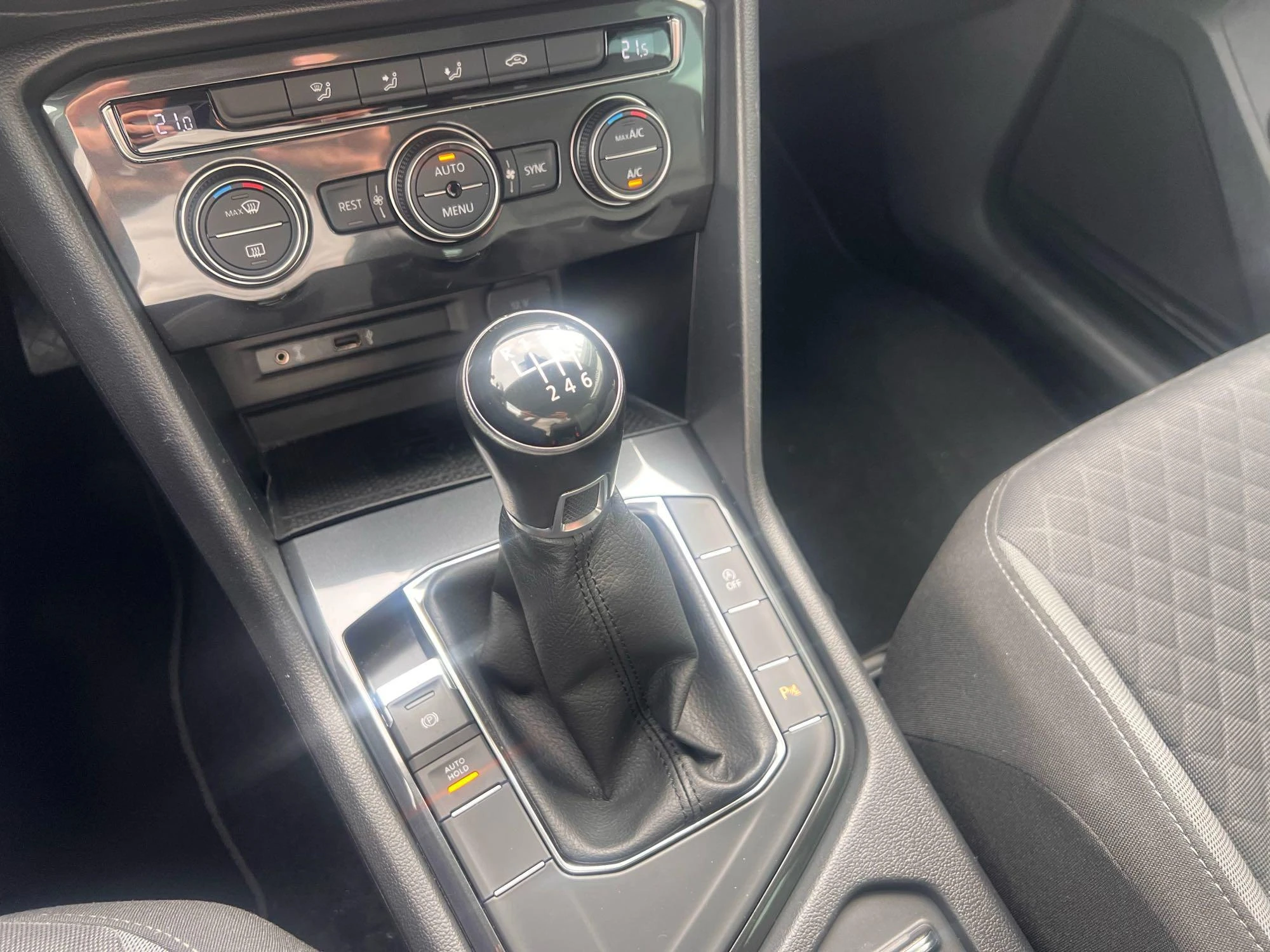 Volkswagen-Tiguan-image-13