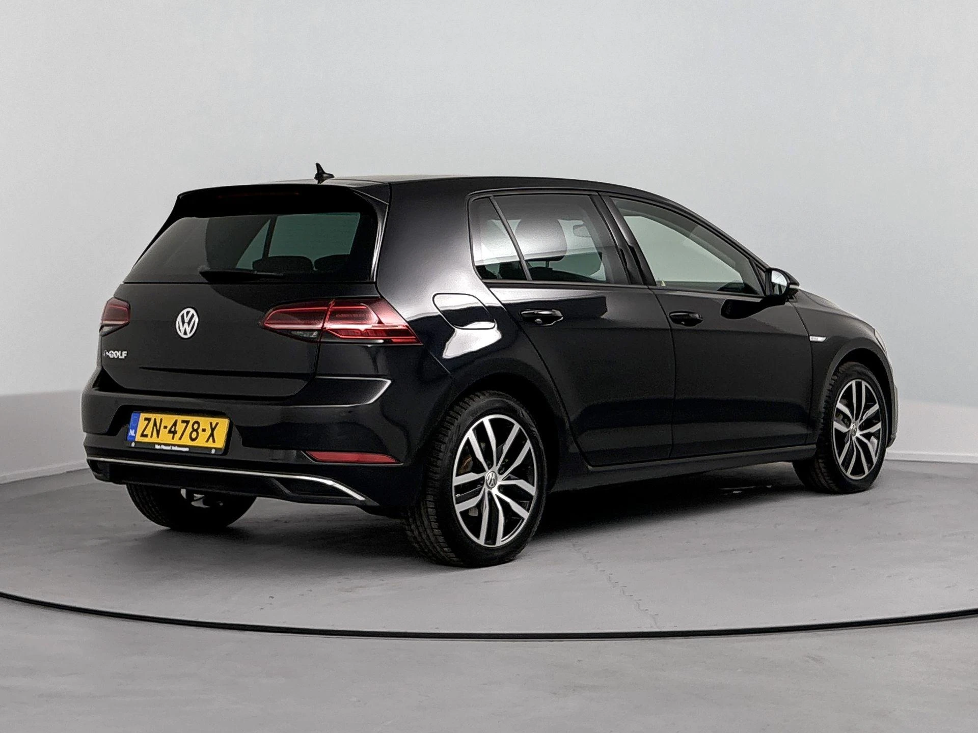 Volkswagen-e-Golf-image-3