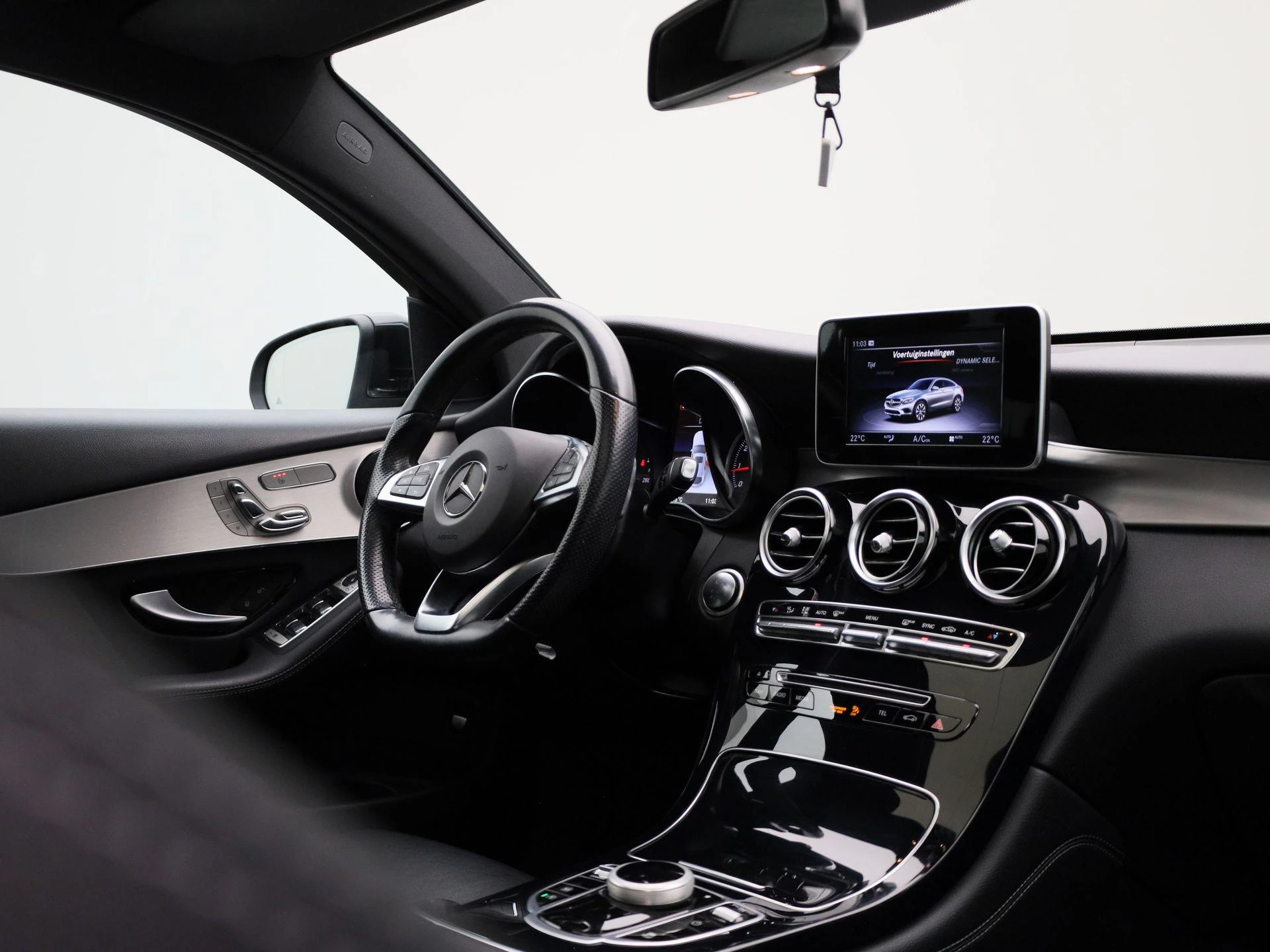 Mercedes-Benz-GLC-image-37