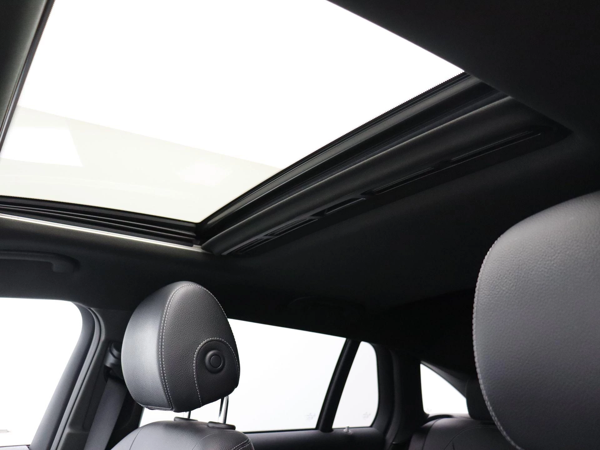 Mercedes-Benz-EQC-image-13