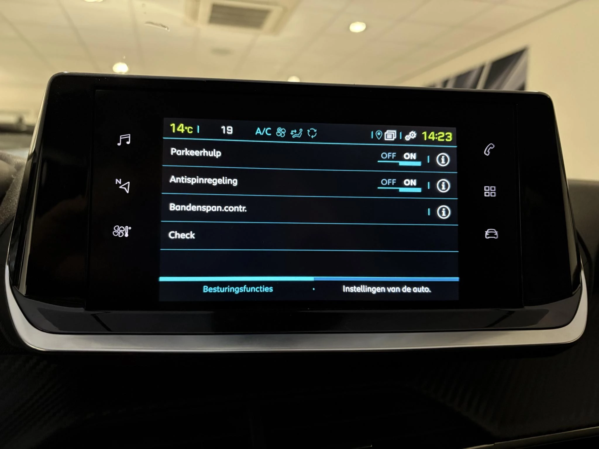 Peugeot-e-208-image-14