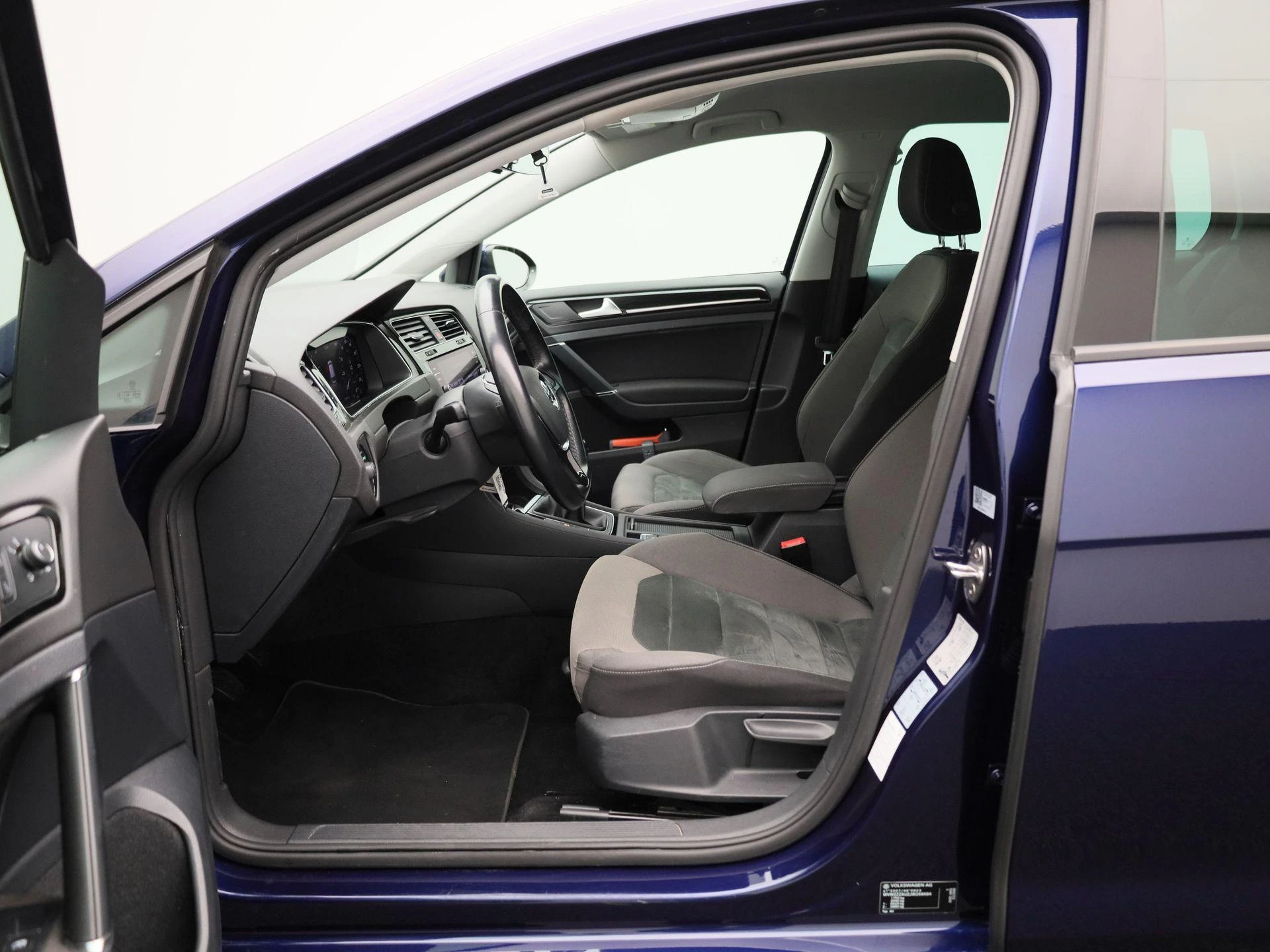 Volkswagen-Golf-image-8