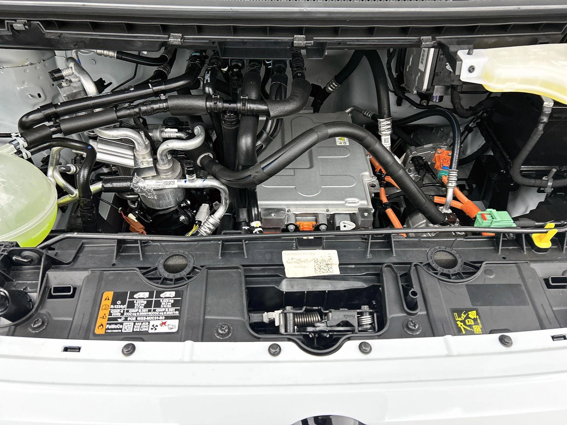 Volkswagen-e-Transporter-image-34