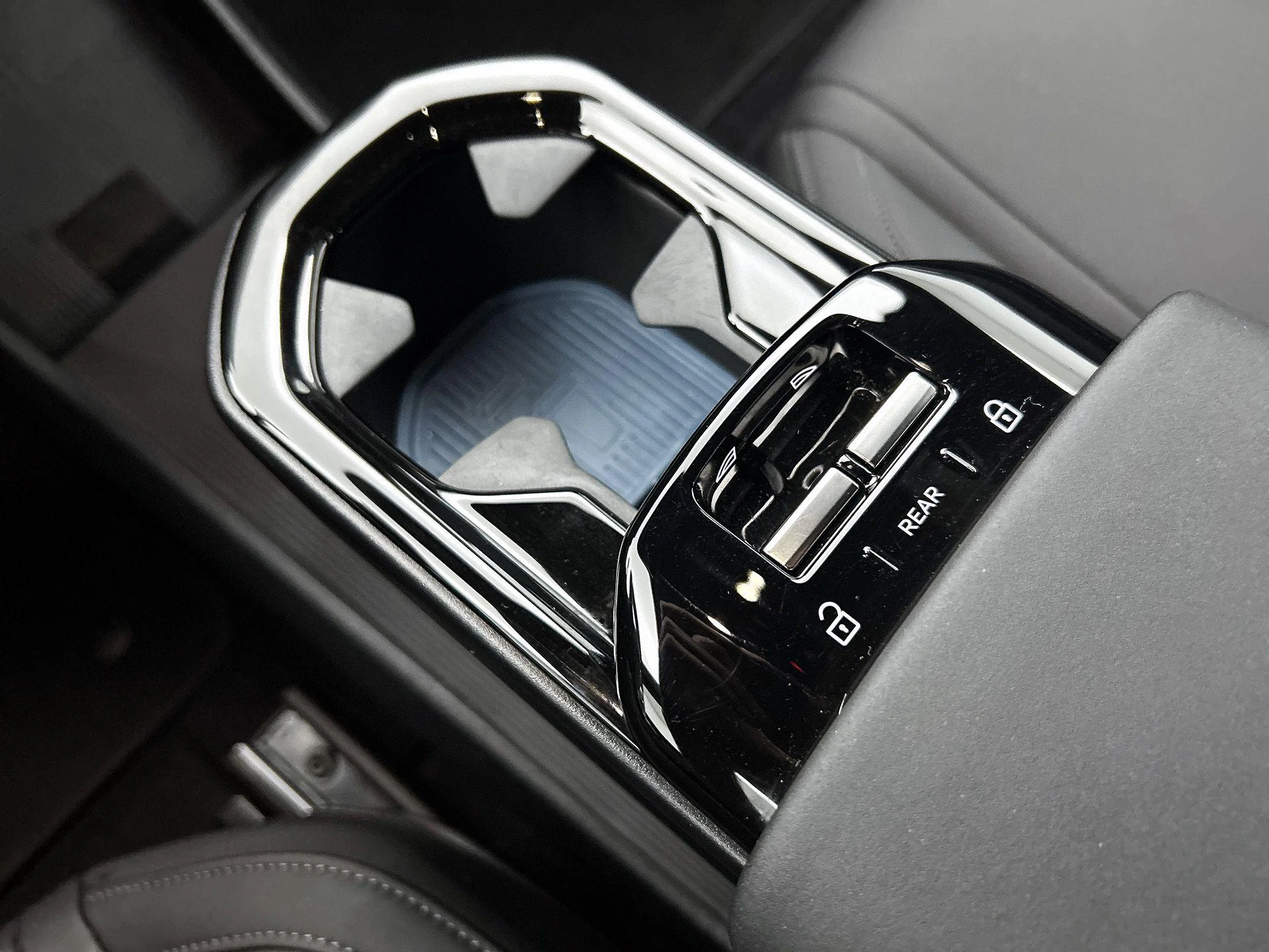 Volvo-EX30-image-33