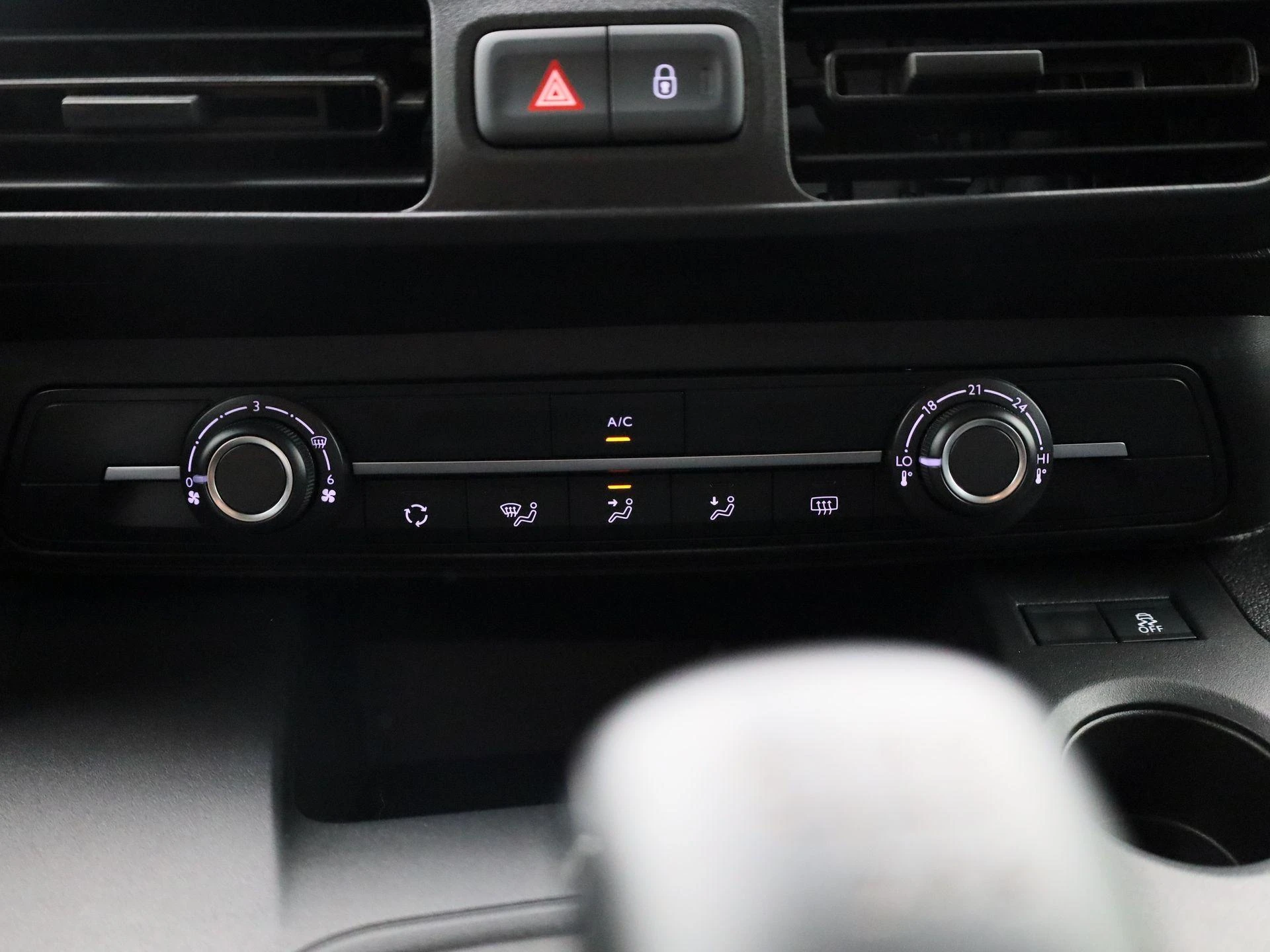 Opel-Combo Life-image-17
