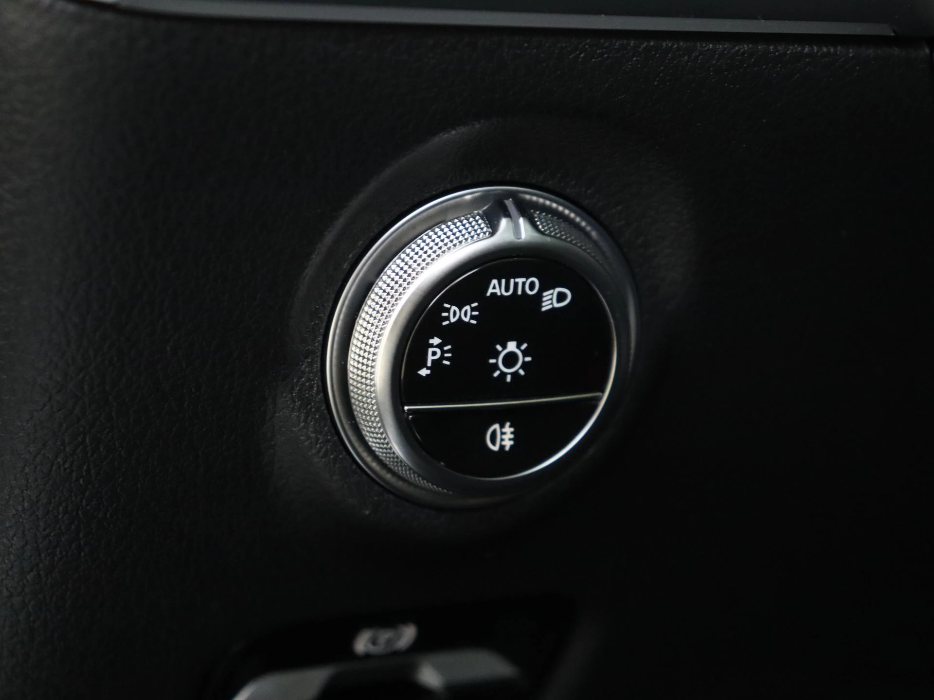 Mercedes-Benz-C-Klasse-image-25