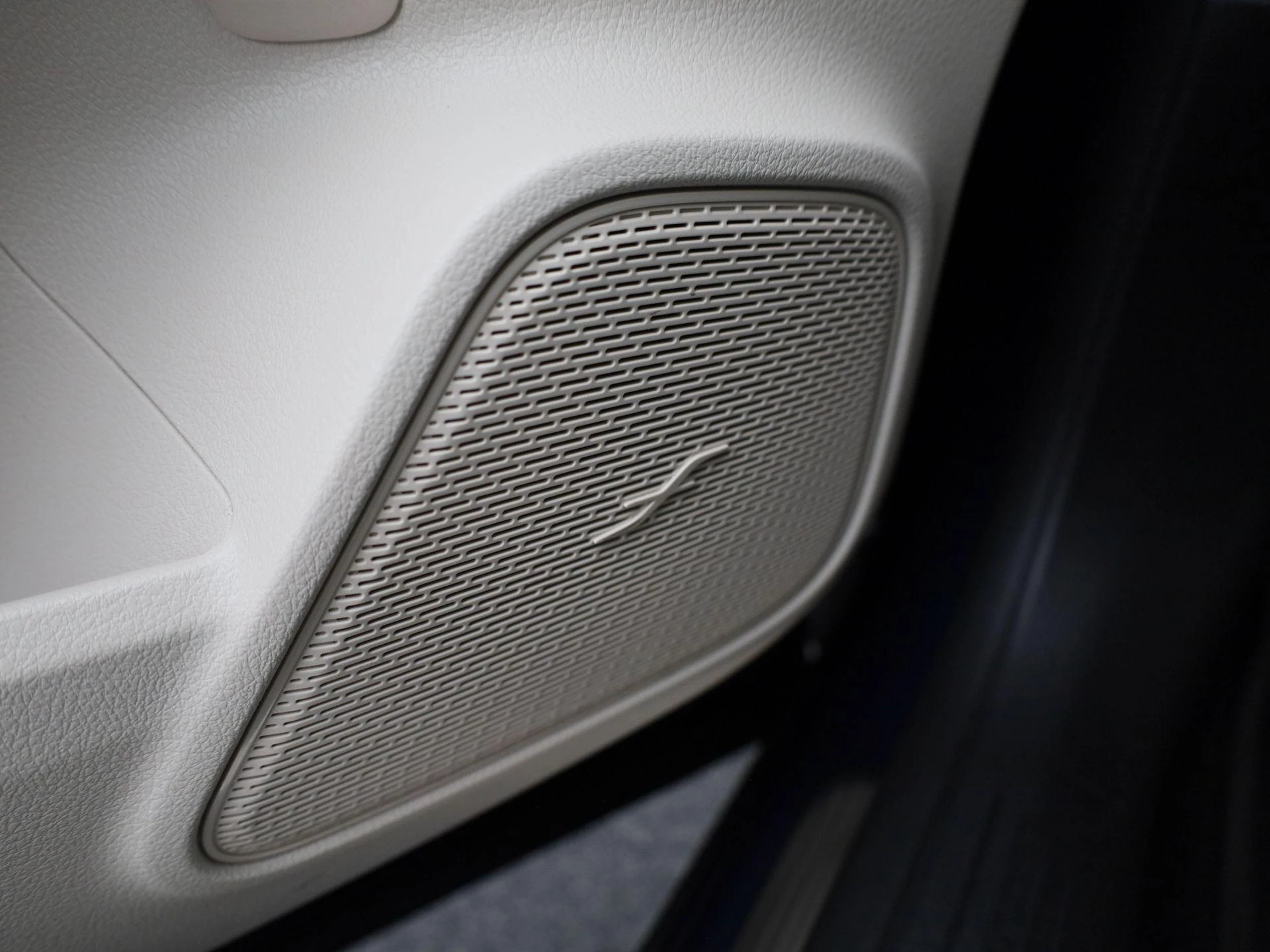 Mercedes-Benz-EQB-image-25