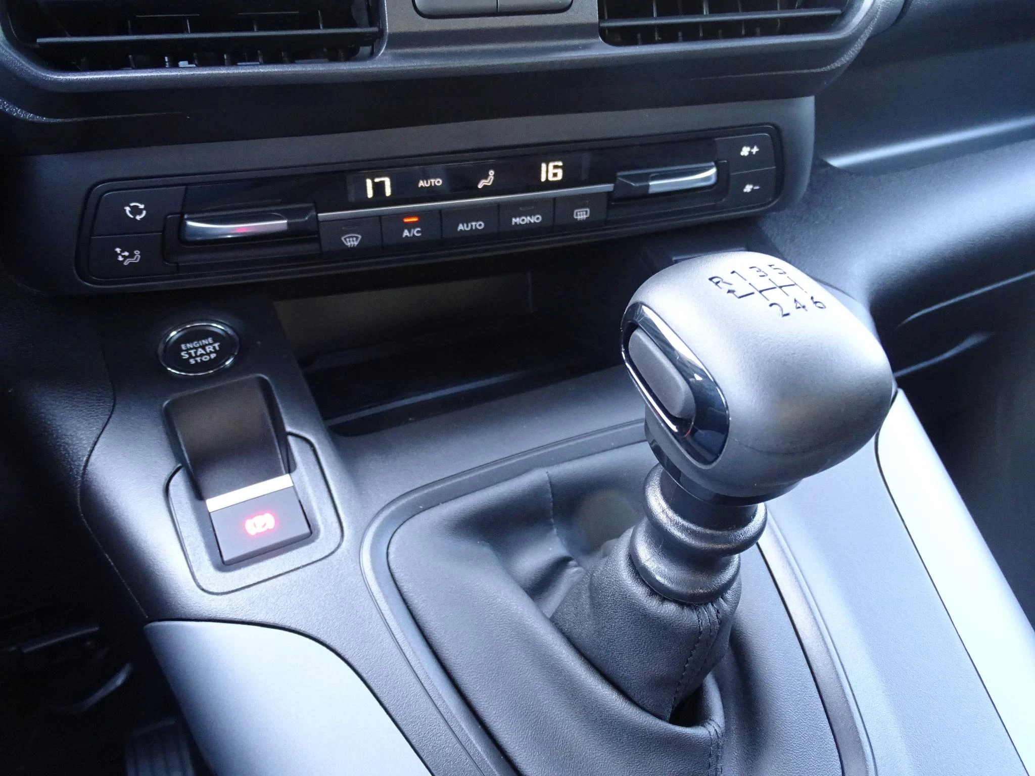 Opel-Combo Life-image-19