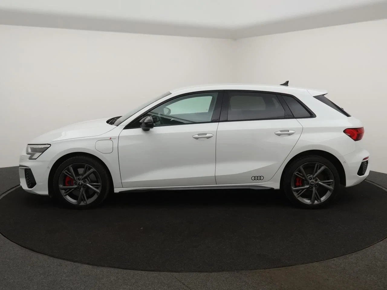 Audi A3 Sportback PHEV Audi A3 Sportback Competition 45TFSIe 245PK *AUTOMAAT*3X S-LINE*CAMERA*PDC*SPORTZETELS*ACC*NAVI*APP-CONNECT*...*