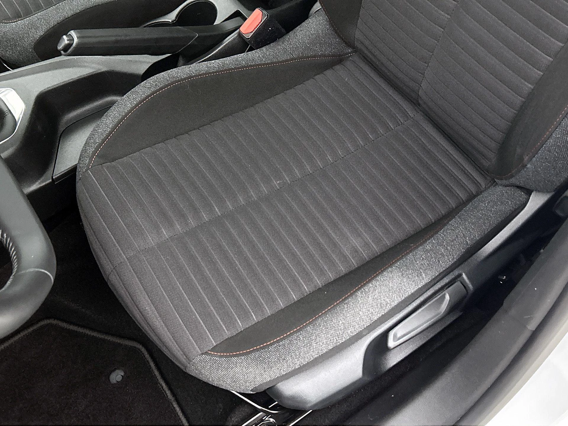 Peugeot-208-image-12