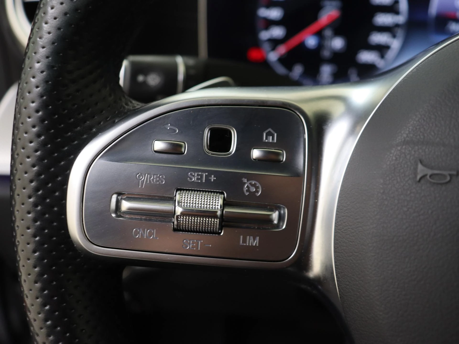 Mercedes-Benz-E-Klasse-image-11