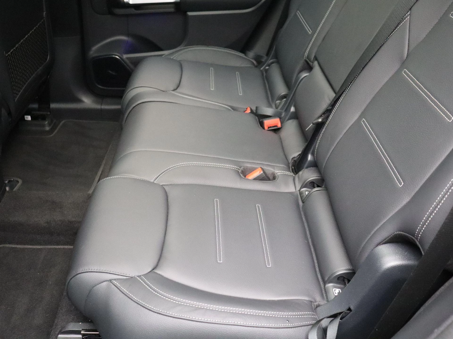 Mercedes-Benz EQB 250+ AMG Line + LEDER + PANO + BURMESTER + CARPLAY + HEAD UP +