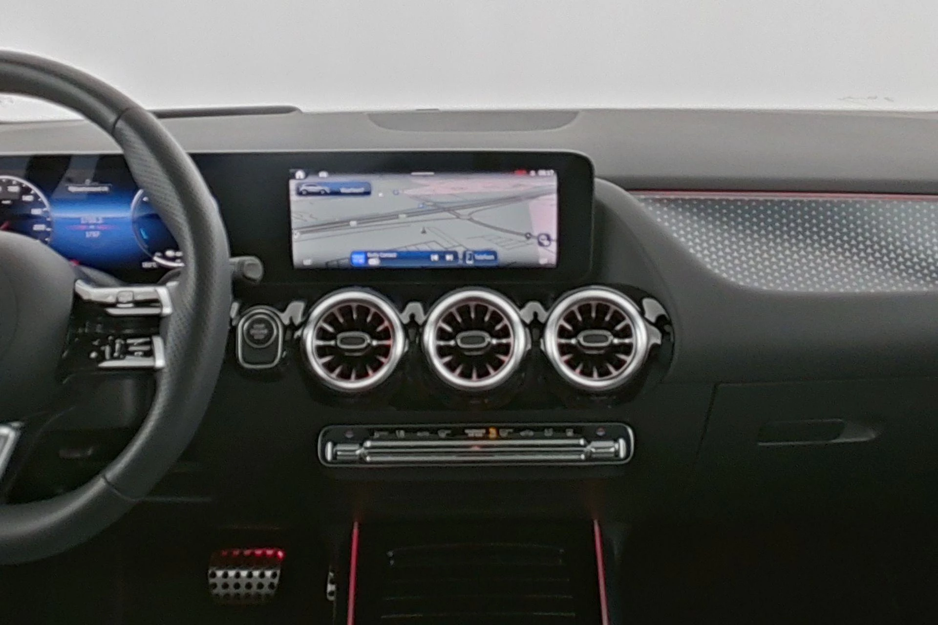 Mercedes-Benz-GLA-image-14