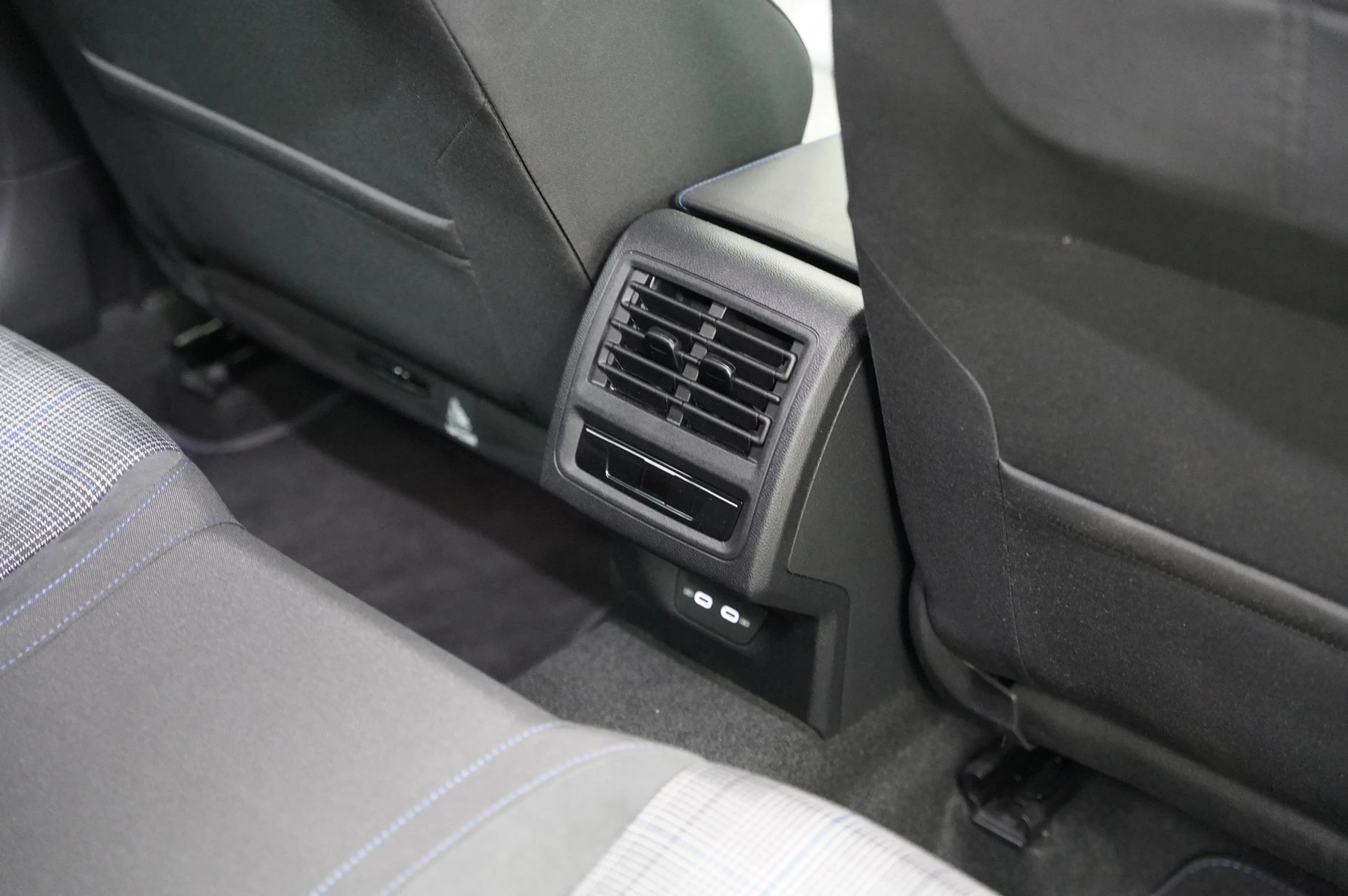 Volkswagen-Golf-image-28