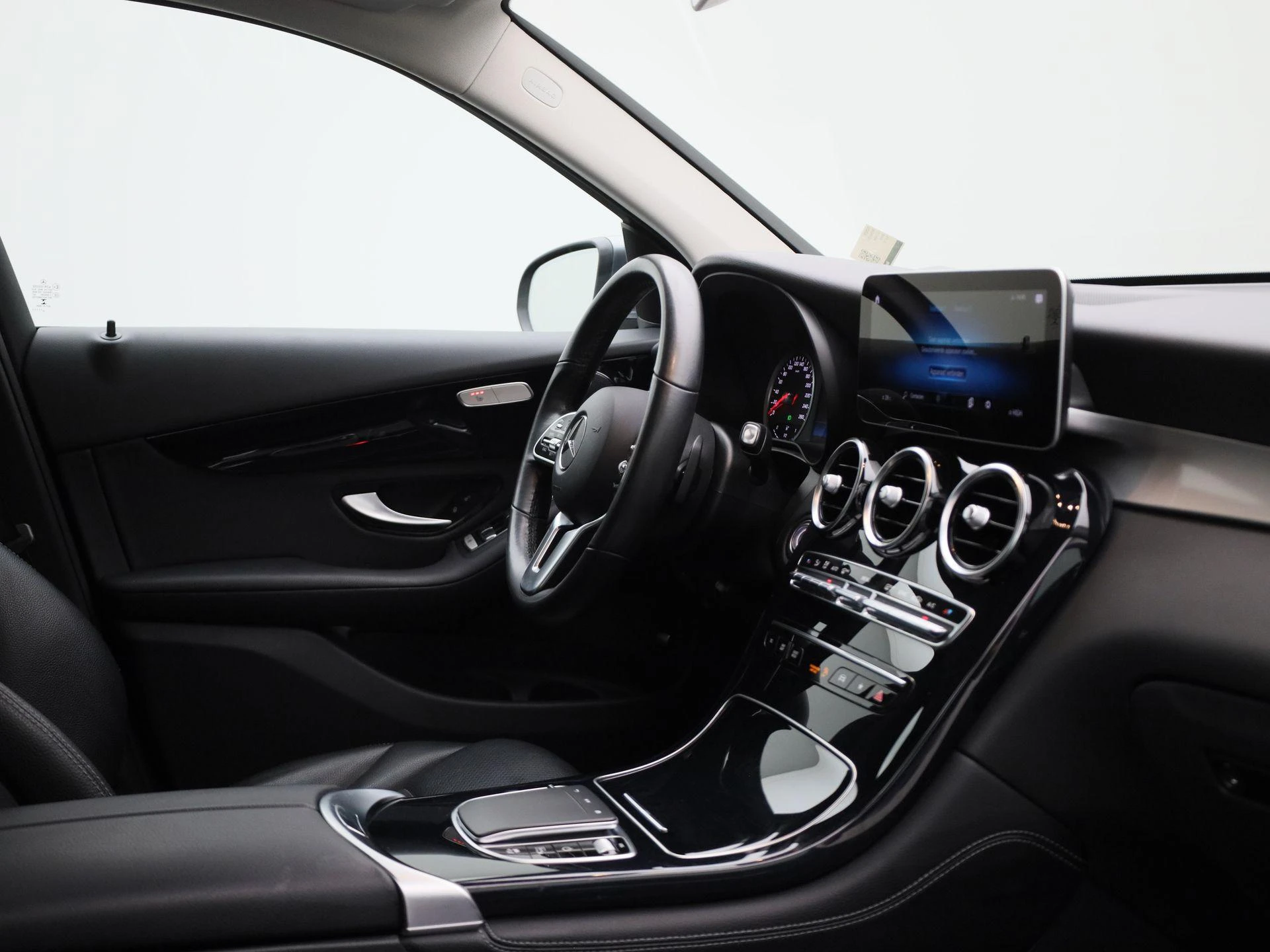 Mercedes-Benz-GLC-image-32
