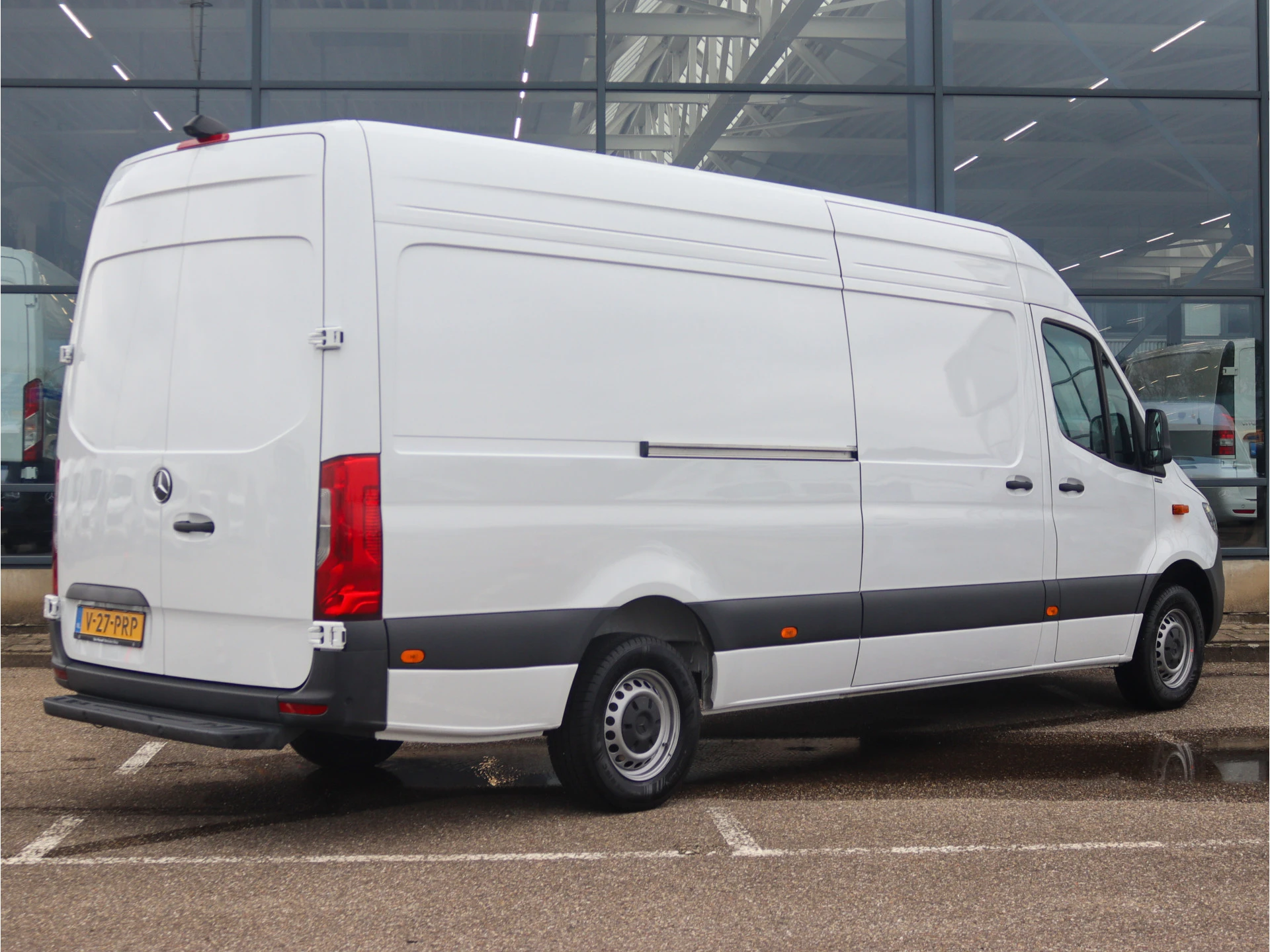 Mercedes-Benz-Sprinter-image-1