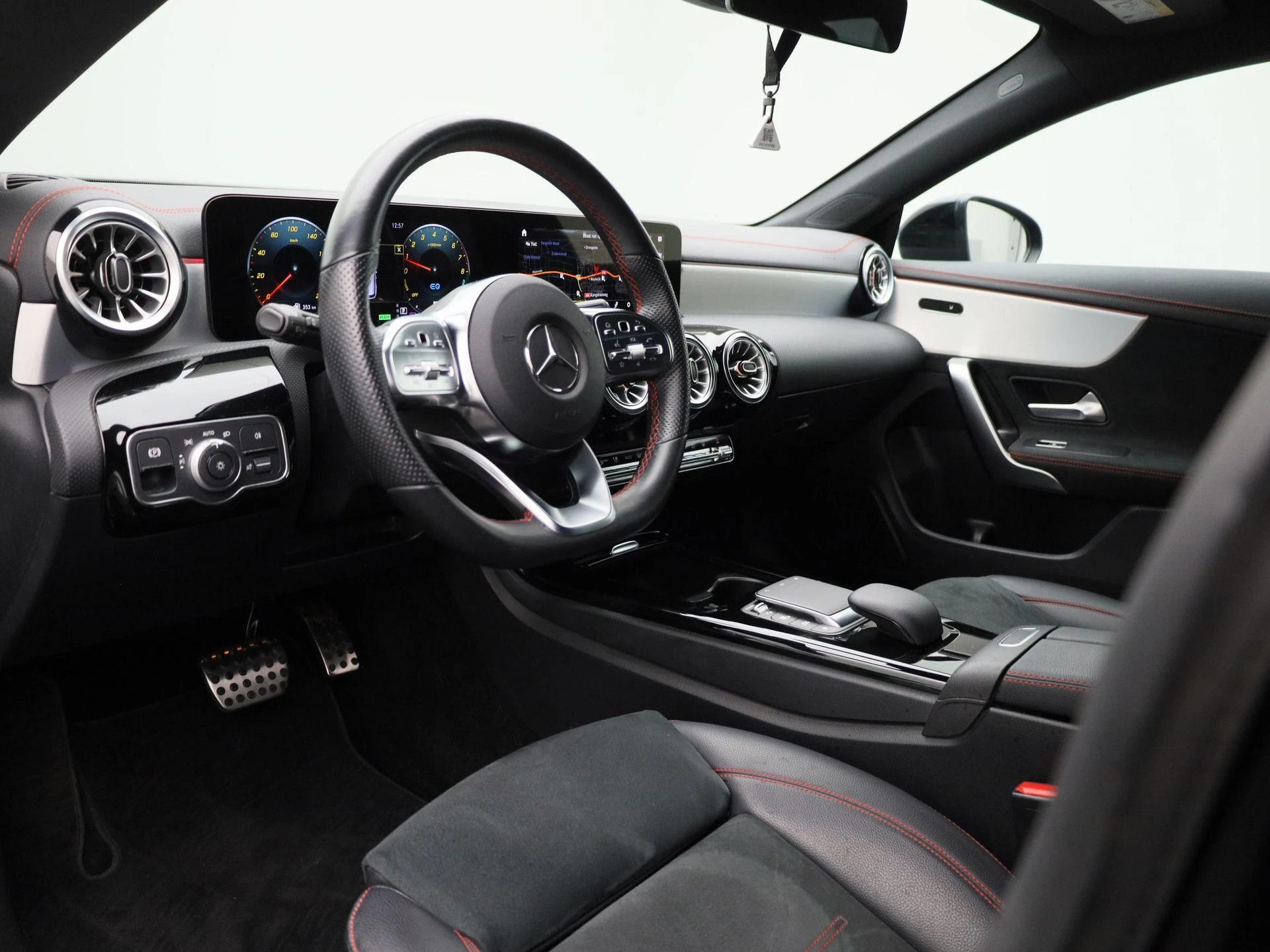 Mercedes-Benz-CLA-image-34