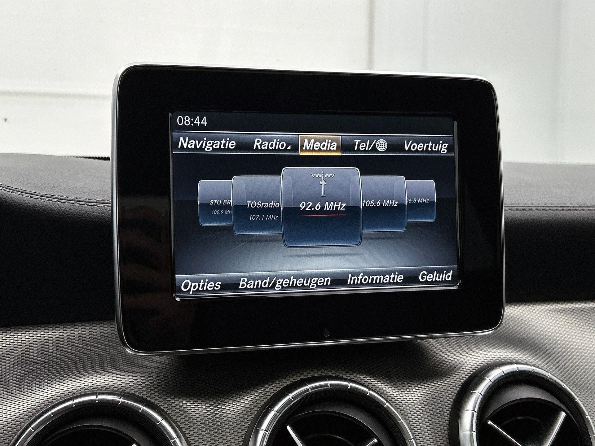 Mercedes-Benz-CLA-image-28
