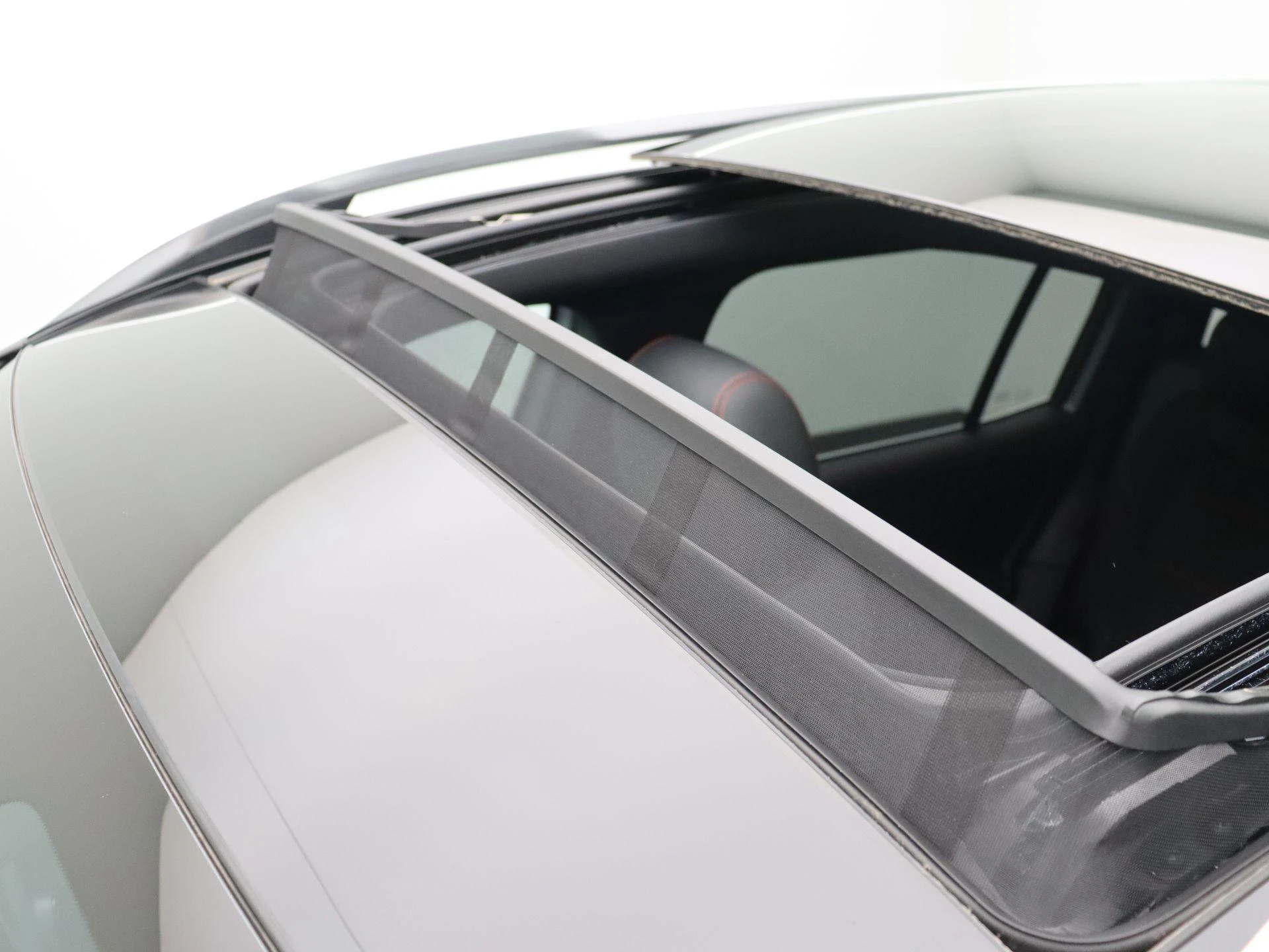 Mercedes-Benz-EQB-image-11