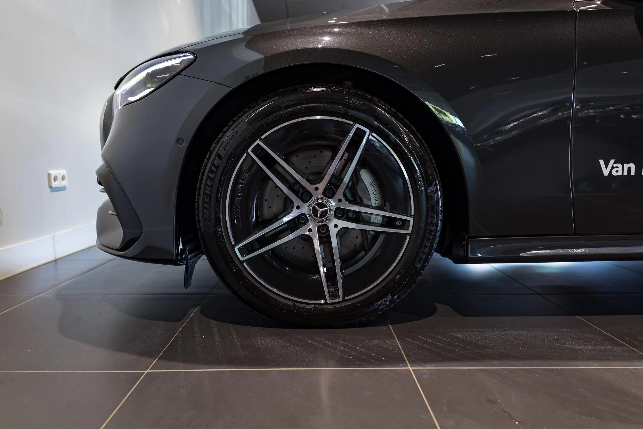Mercedes-Benz-E-Klasse-image-9