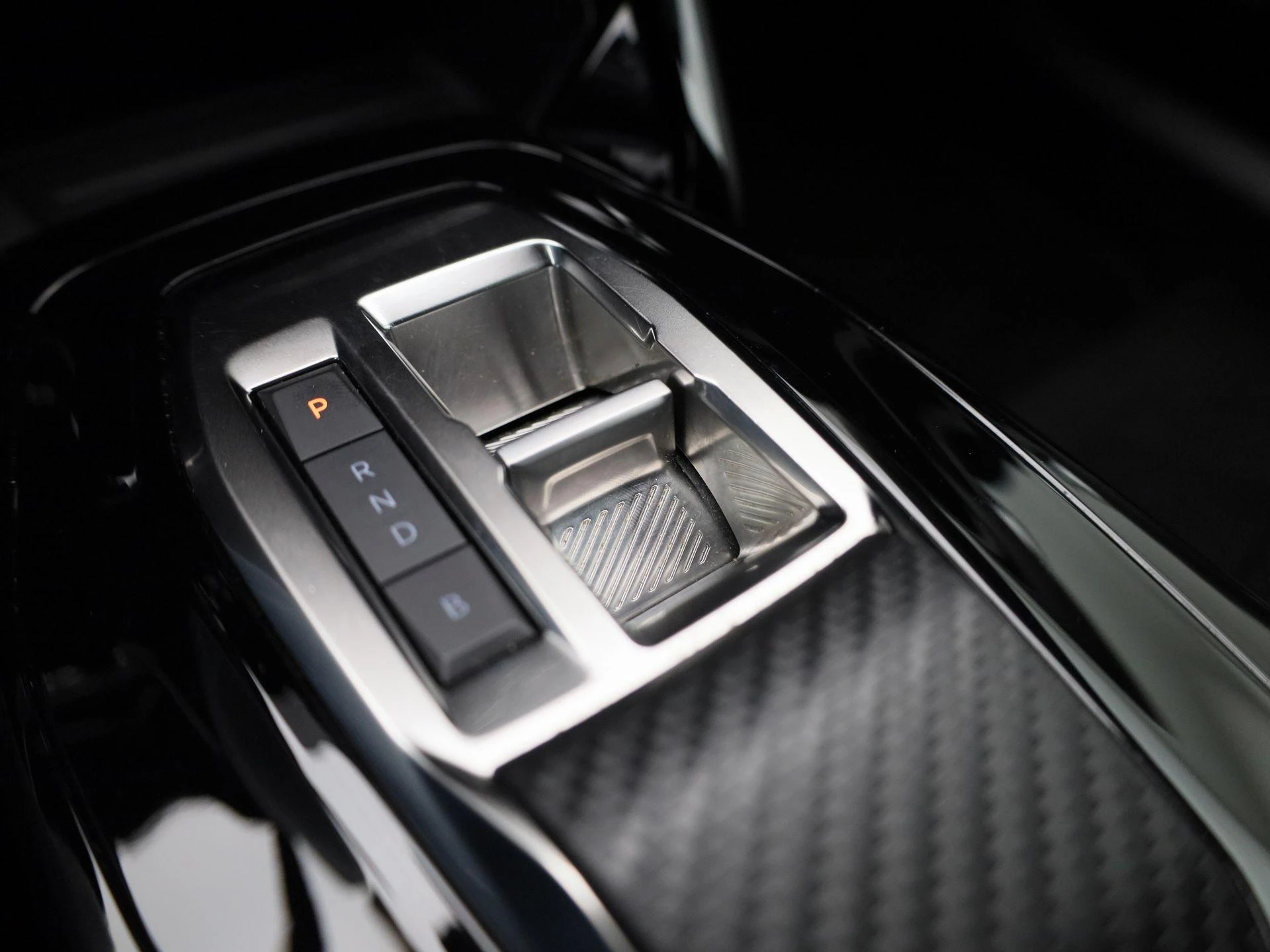 Peugeot-e-2008-image-24