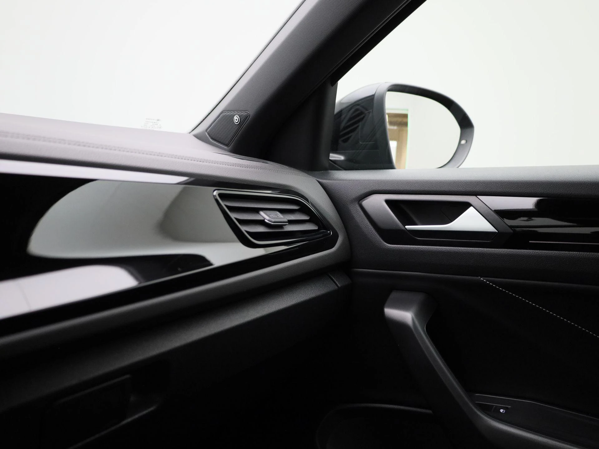 Volkswagen-T-Roc-image-29