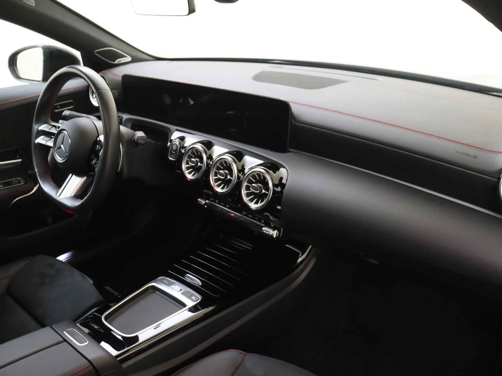 Mercedes-Benz-CLA-image-4