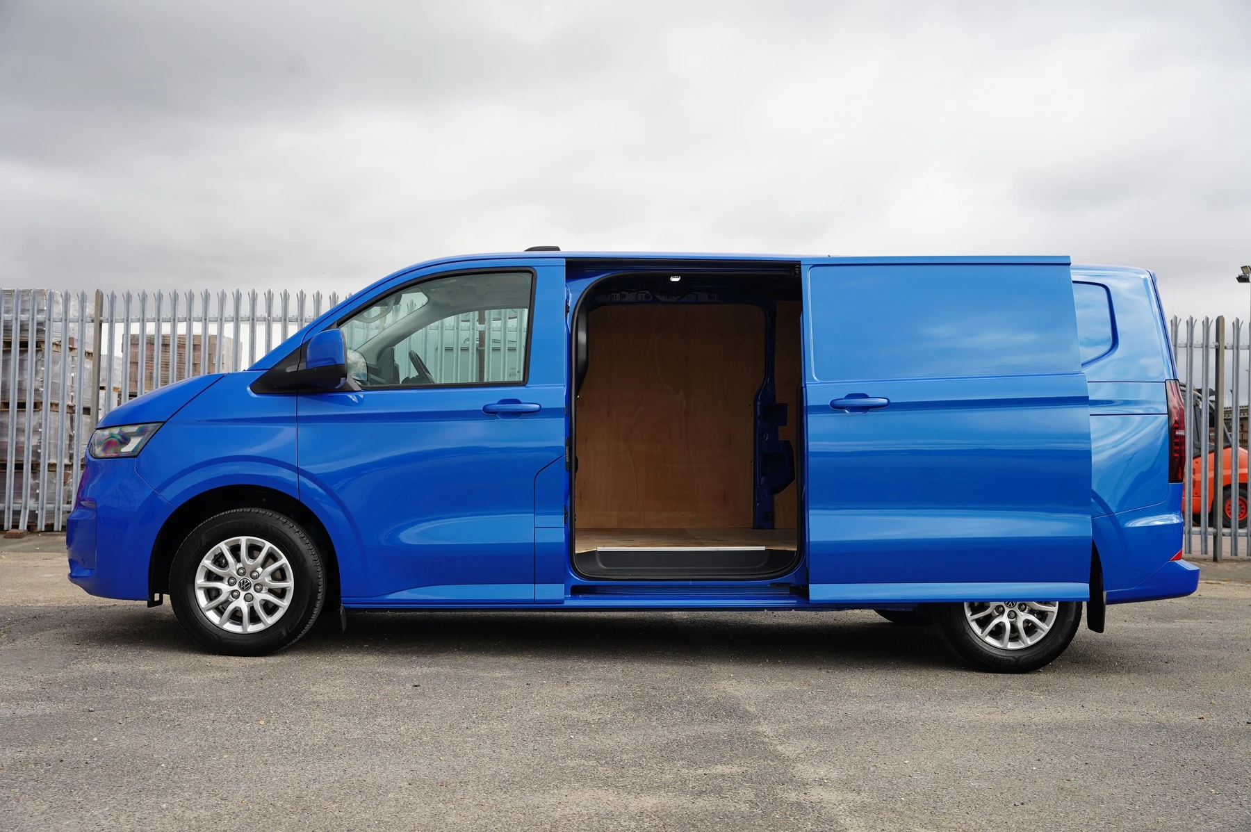 Volkswagen-Transporter-image-28