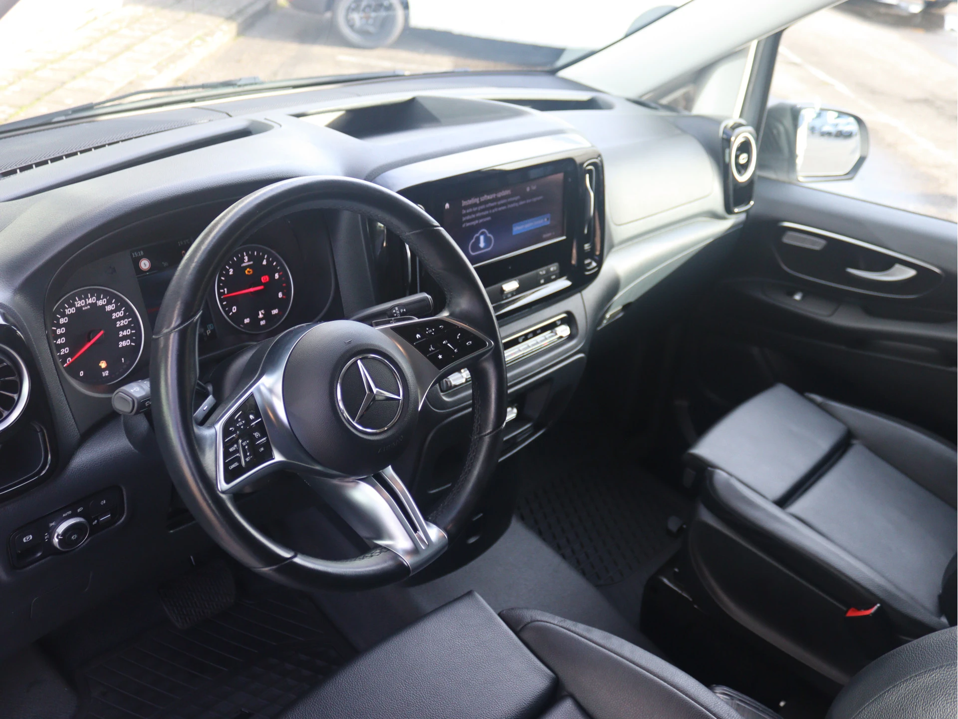 Mercedes-Benz-Vito-image-3