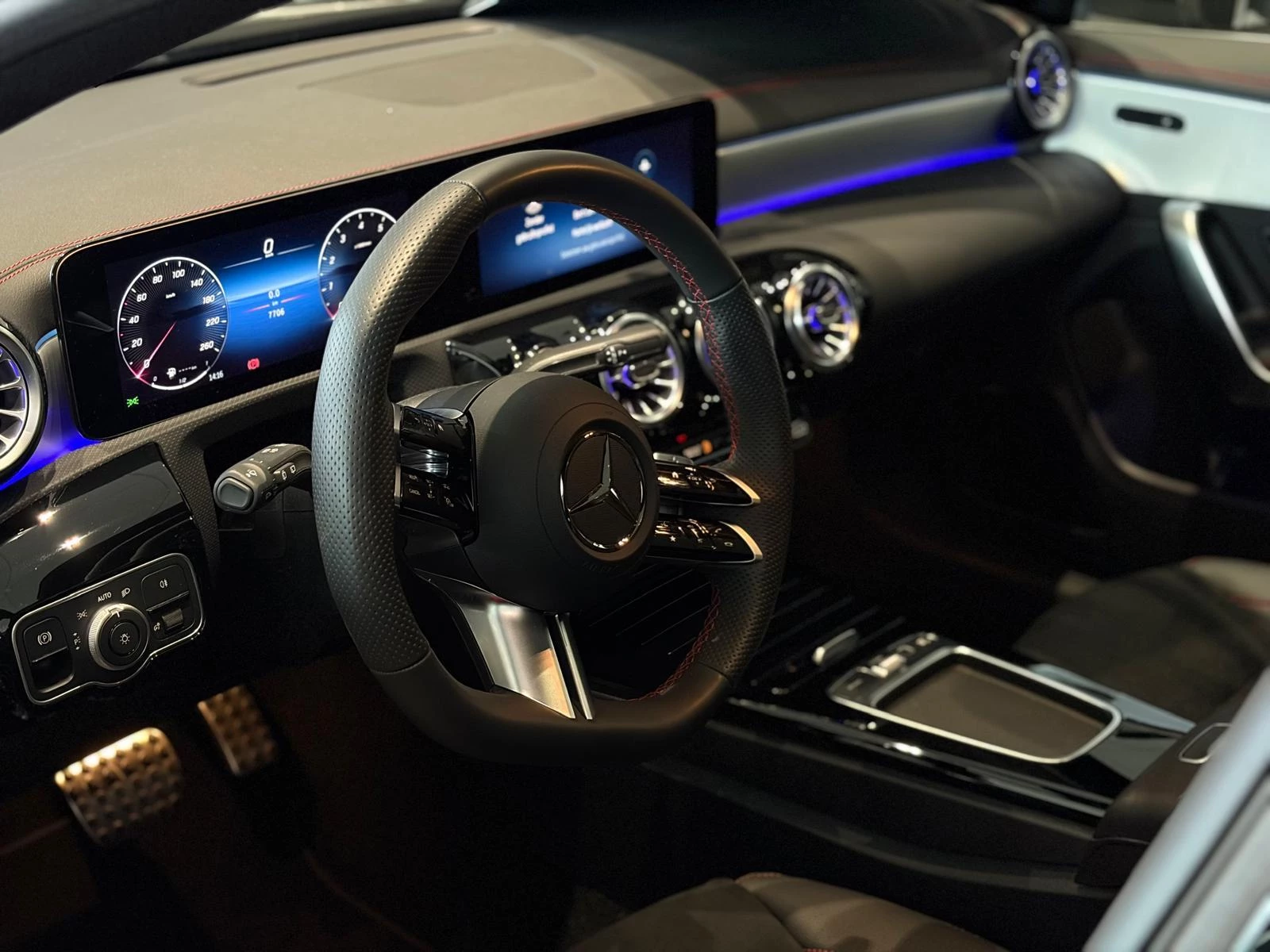 Mercedes-Benz CLA 180 Star Edition Shooting Brake + AMG + PANO + TREKHAAK + SURROUND VIEW +