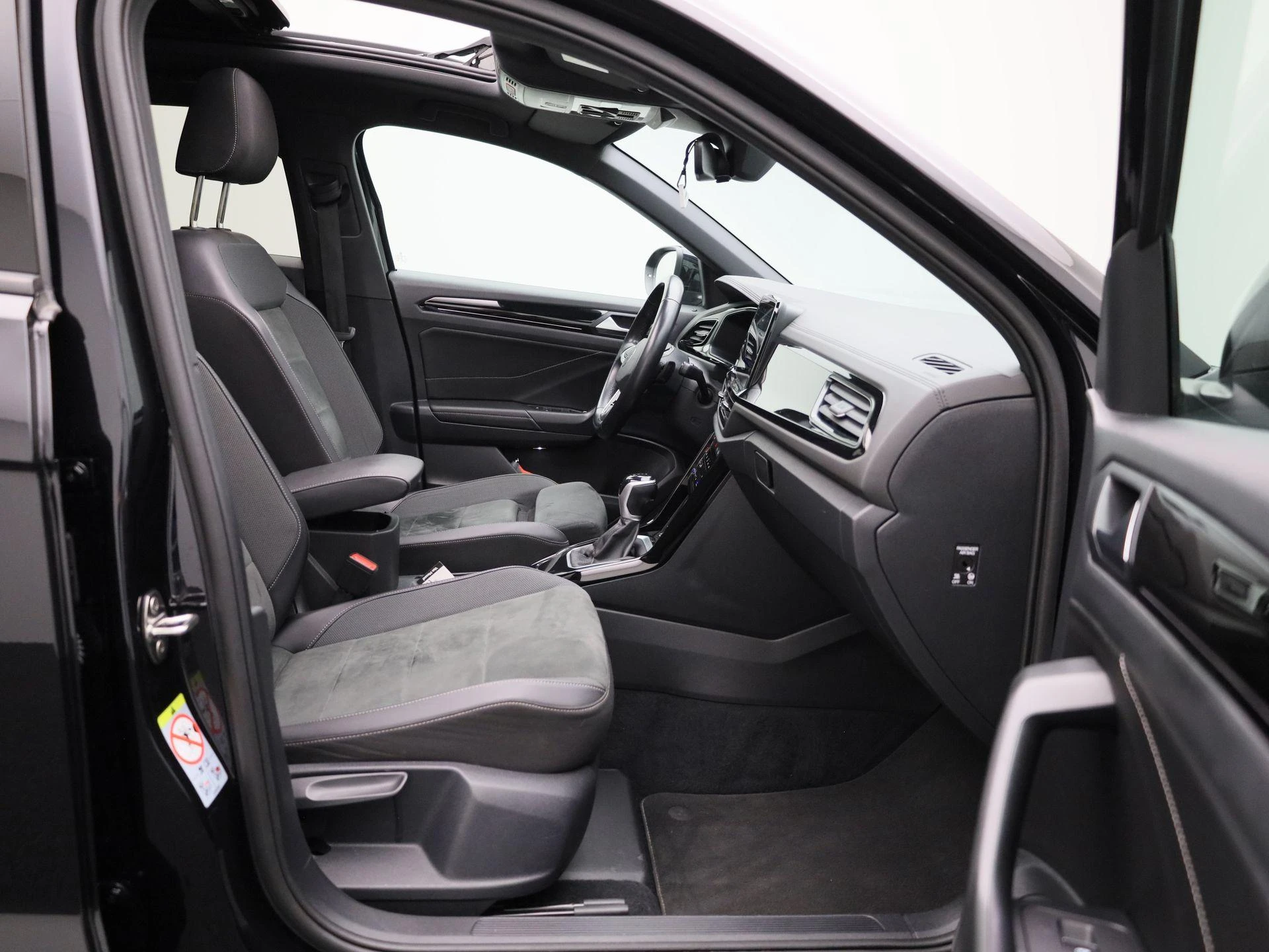 Volkswagen-T-Roc-image-37